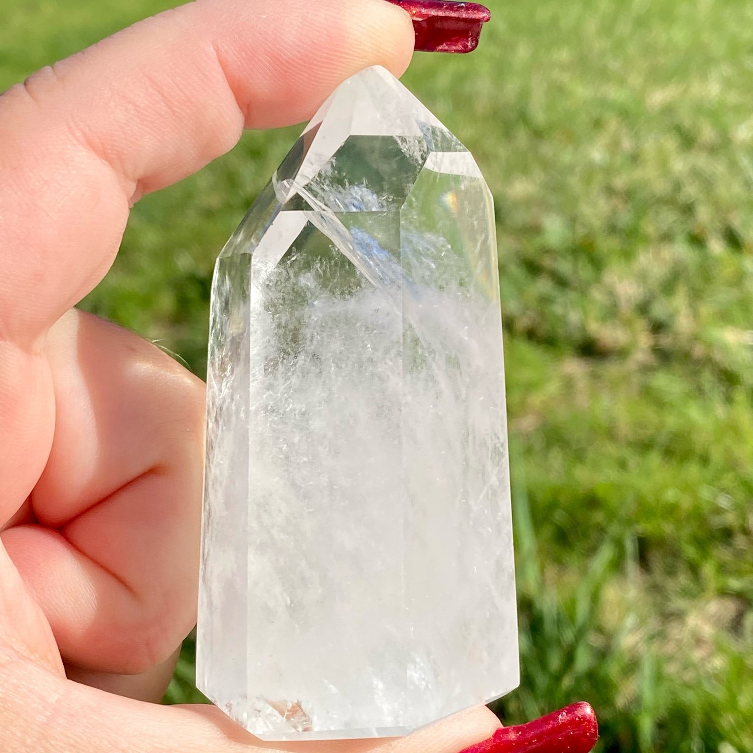 Pointe de cristal de roche nuageux, pierre claire et voilée, symbole d’introspection et de calme intérieur.