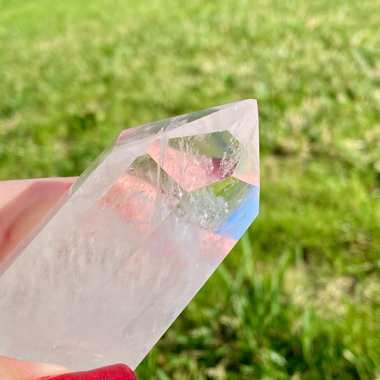 Pointe de cristal de roche nuageux, pierre claire et voilée, symbole d’introspection et de calme intérieur.