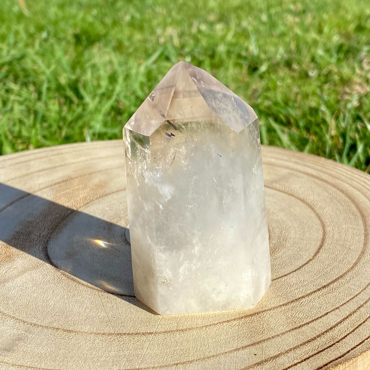 Pointe de cristal de roche nuageux, pierre claire et voilée, symbole d’introspection et de calme intérieur.