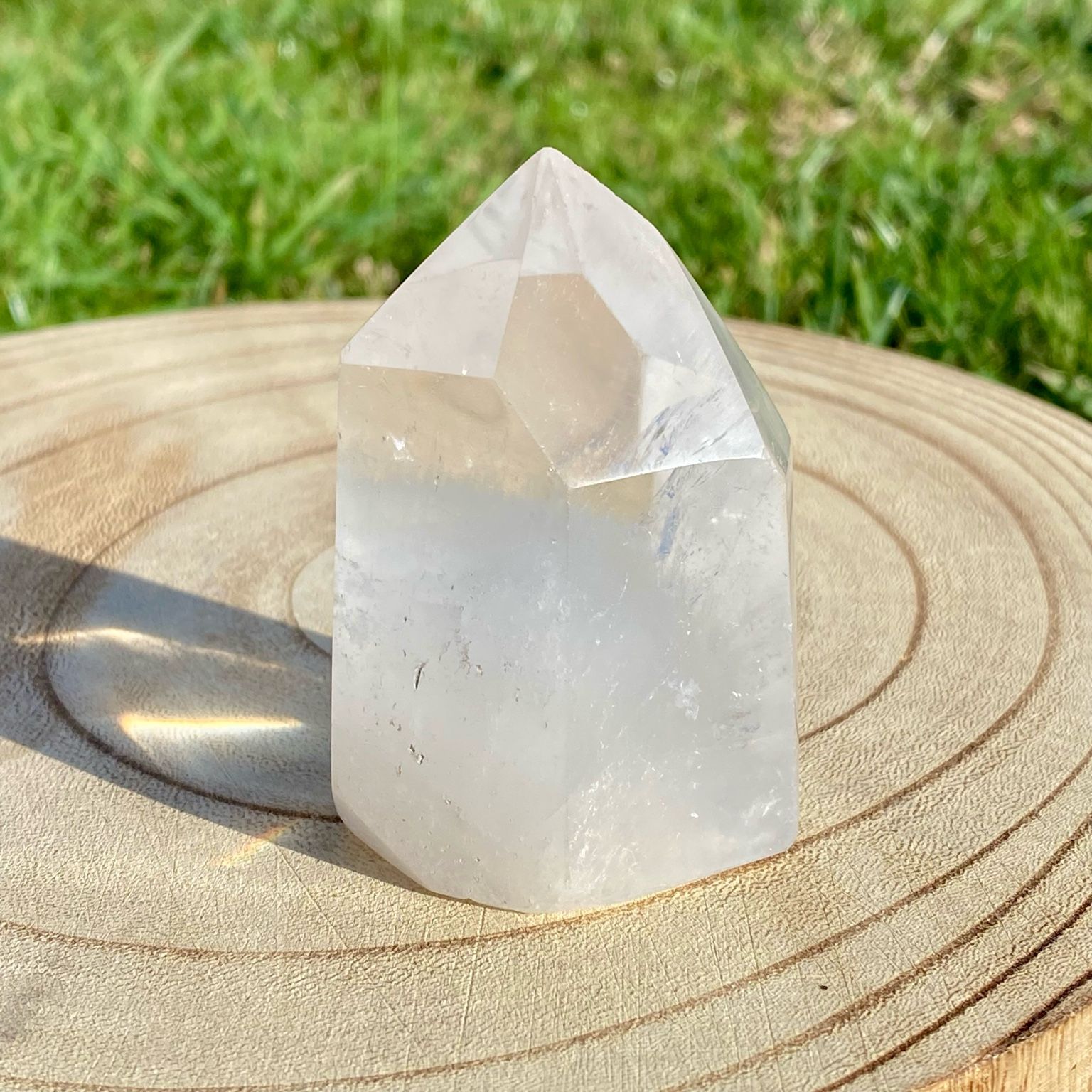 Pointe de cristal de roche nuageux, pierre claire et voilée, symbole d’introspection et de calme intérieur.