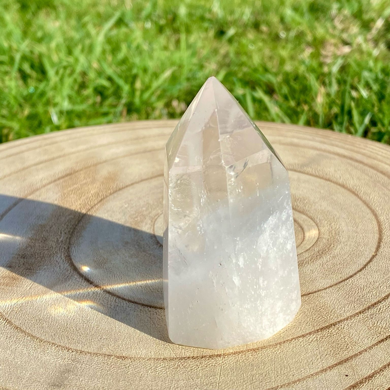 Pointe de cristal de roche nuageux, pierre claire et voilée, symbole d’introspection et de calme intérieur.