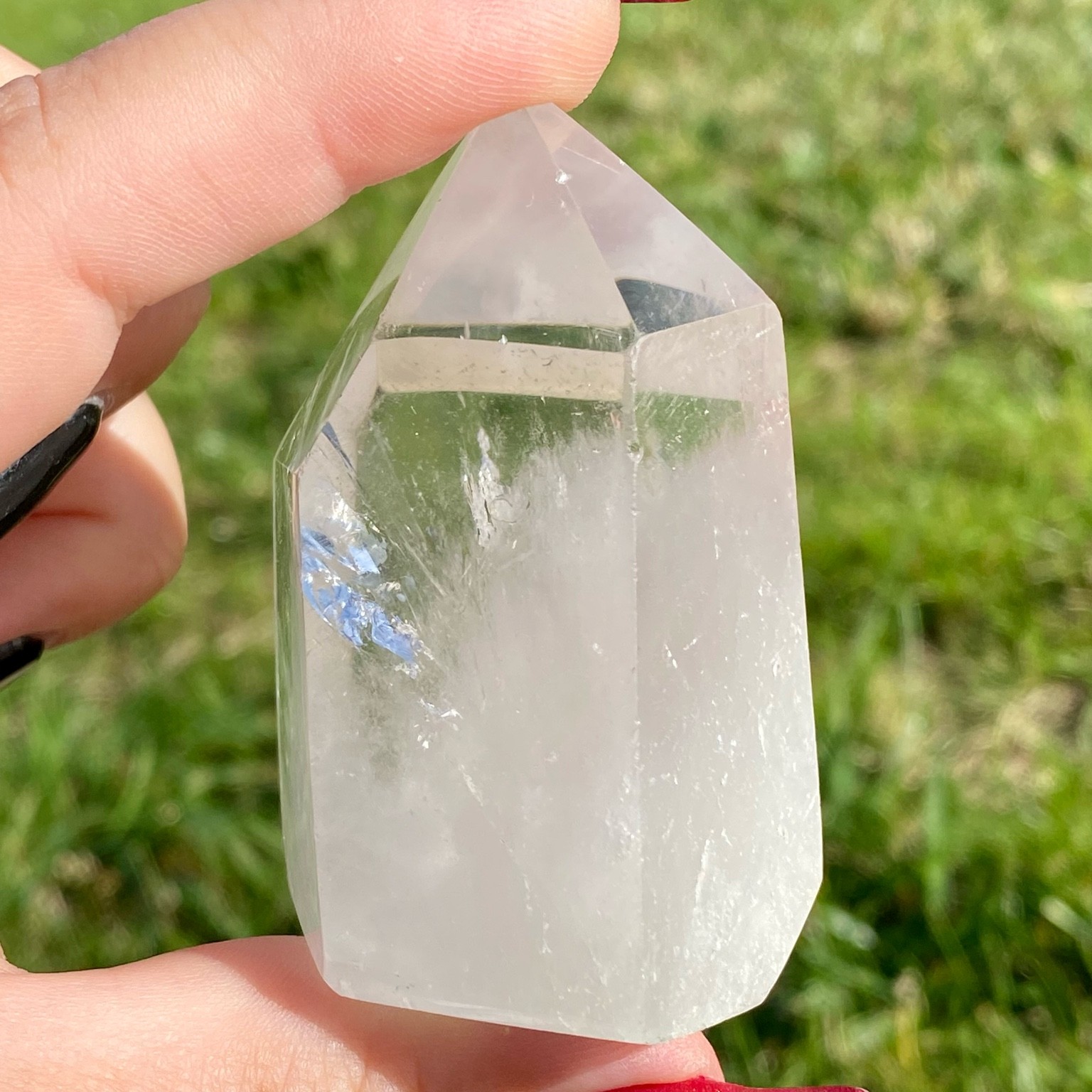 Pointe de cristal de roche nuageux, pierre claire et voilée, symbole d’introspection et de calme intérieur.