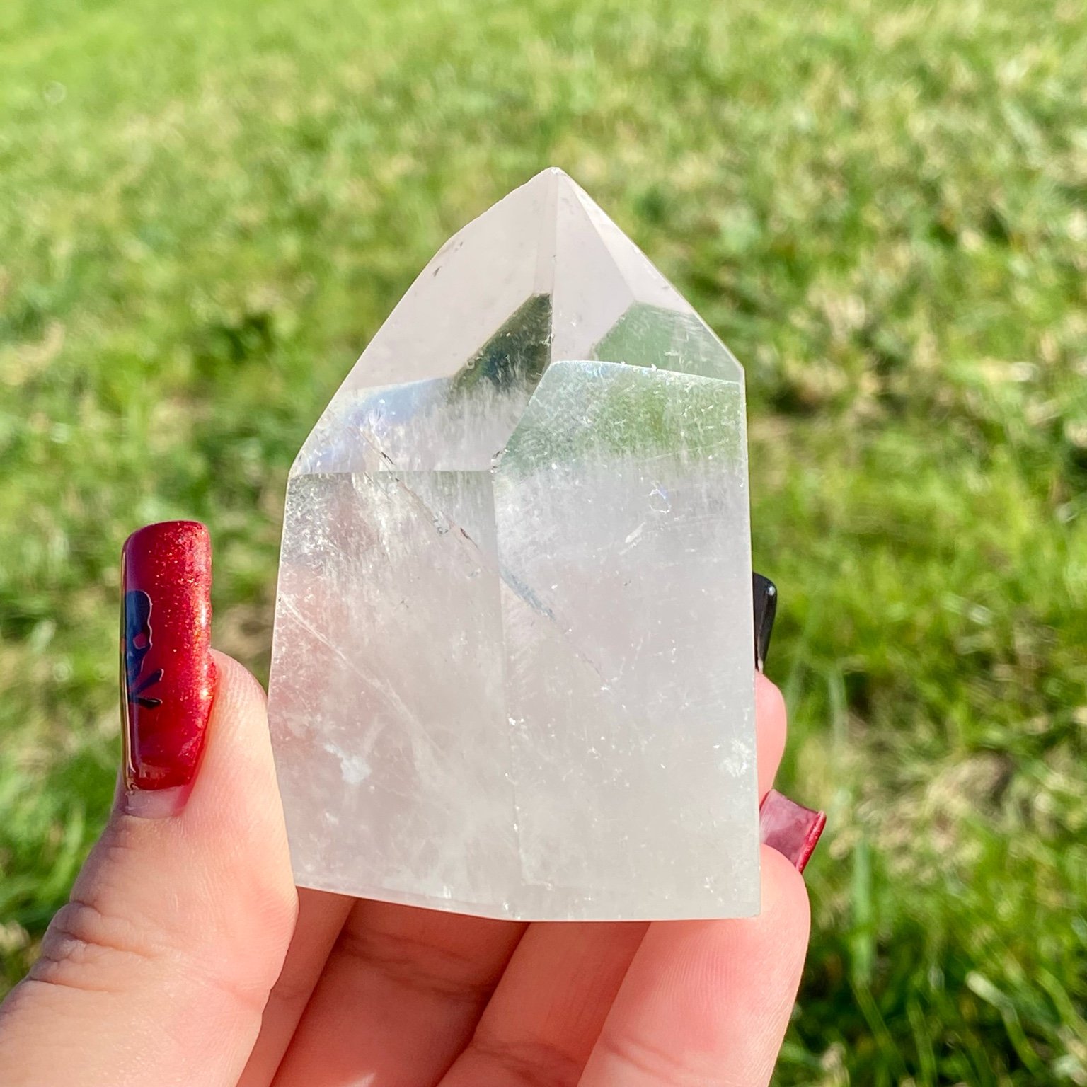 Pointe de cristal de roche nuageux, pierre claire et voilée, symbole d’introspection et de calme intérieur.