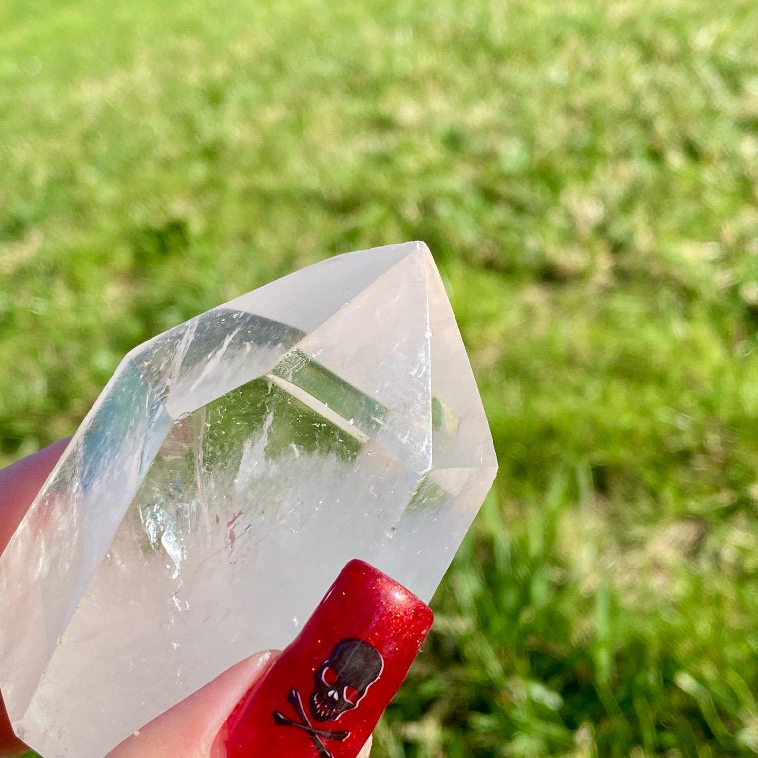 Pointe de cristal de roche nuageux, pierre claire et voilée, symbole d’introspection et de calme intérieur.