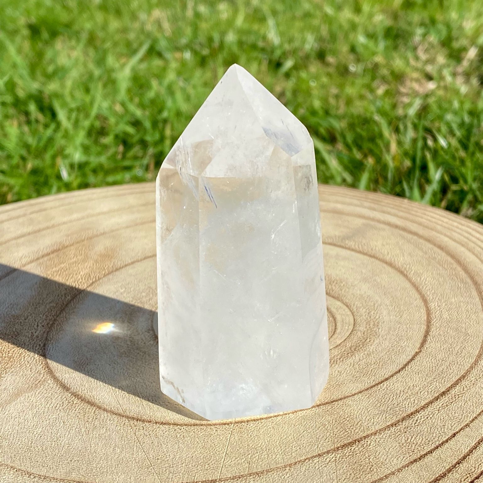 Pointe de cristal de roche nuageux, pierre claire et voilée, symbole d’introspection et de calme intérieur.