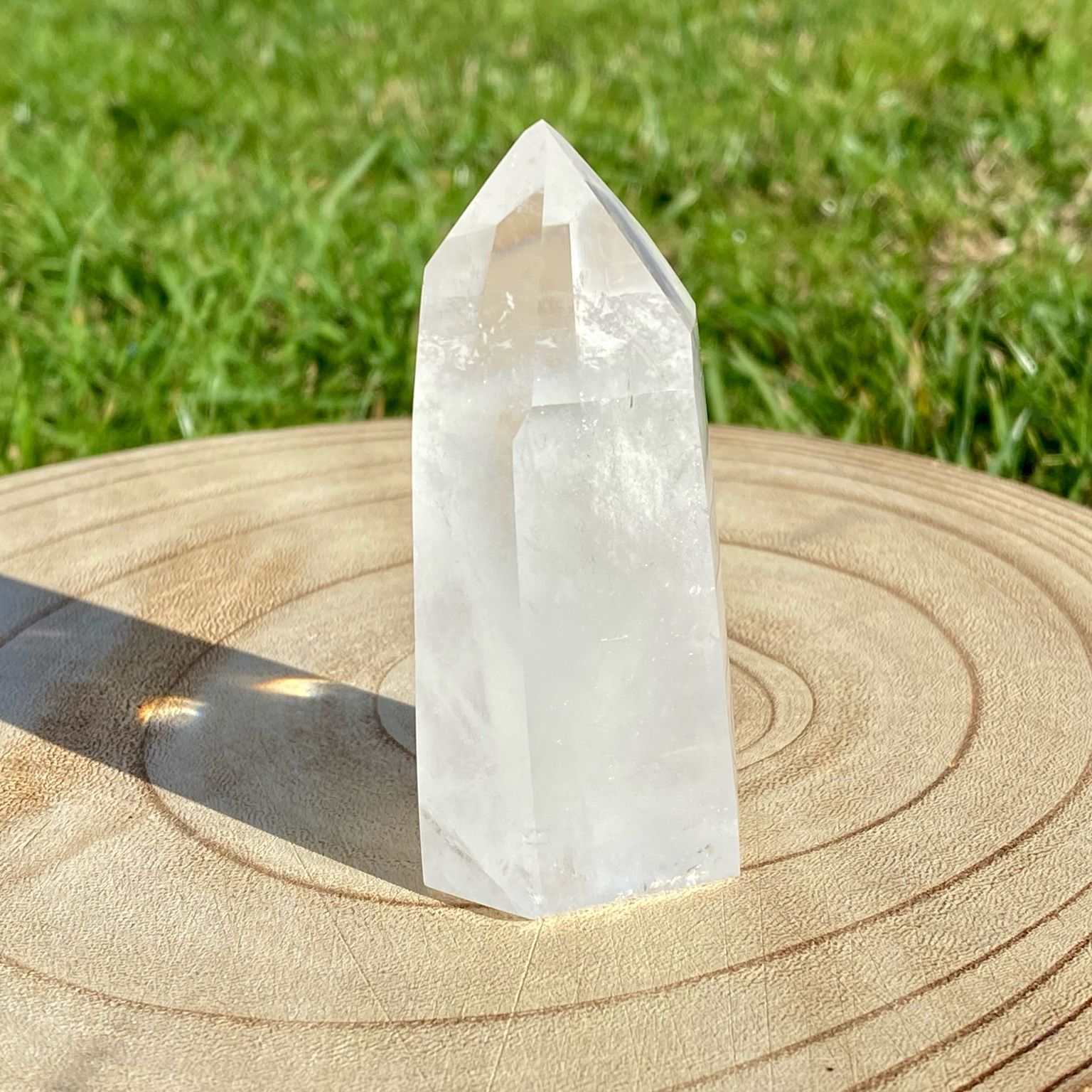 Pointe de cristal de roche nuageux, pierre claire et voilée, symbole d’introspection et de calme intérieur.