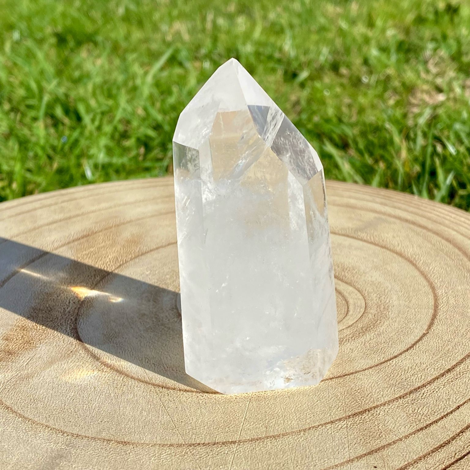 Pointe de cristal de roche nuageux, pierre claire et voilée, symbole d’introspection et de calme intérieur.