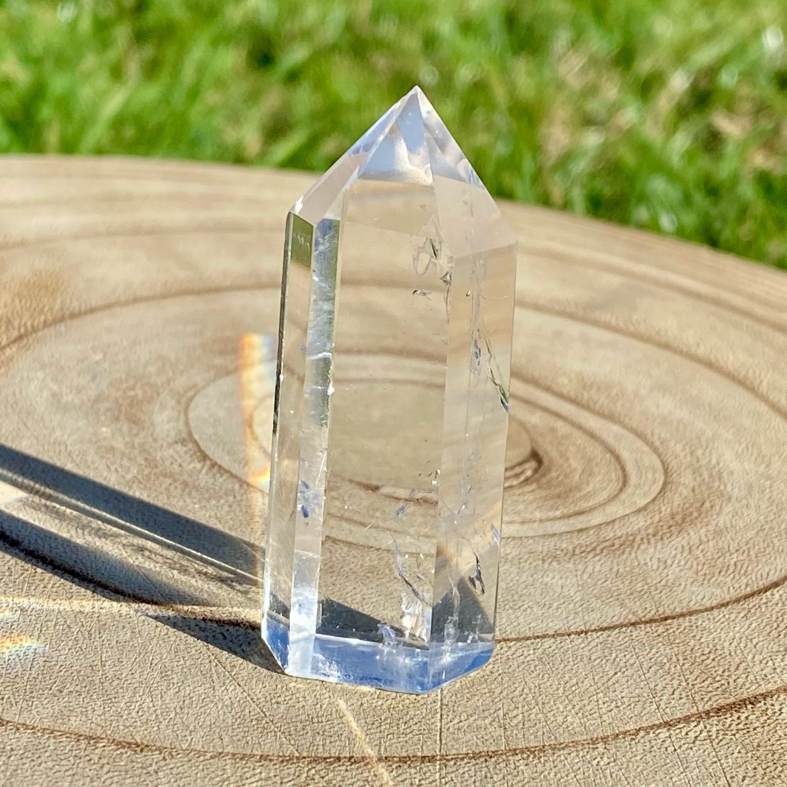 Pointe de cristal de roche translucide naturelle, pierre claire et lumineuse symbolisant la pureté et la clarté énergétique. Les merveilles by Pauline, lithothérapie.