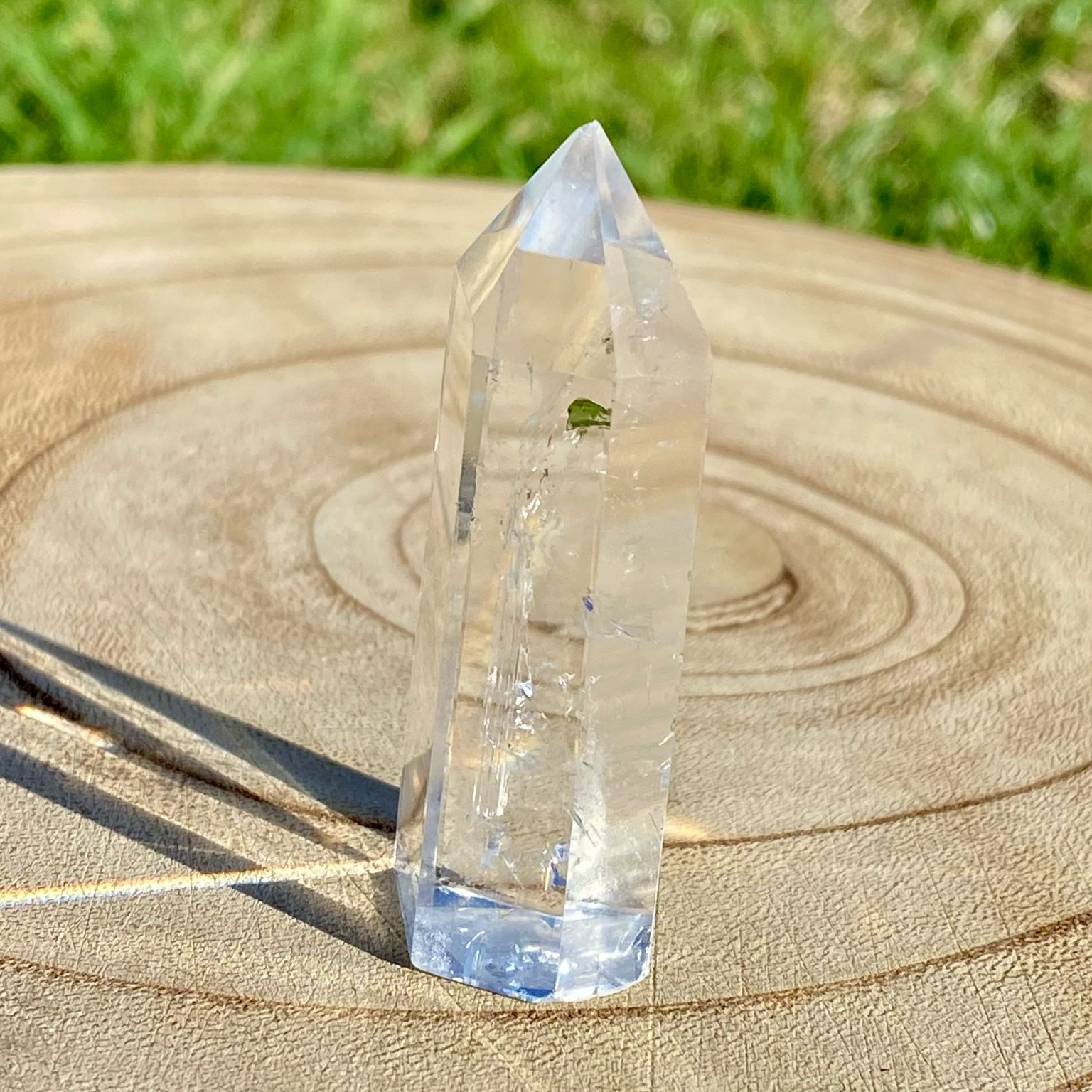 Pointe de cristal de roche translucide naturelle, pierre claire et lumineuse symbolisant la pureté et la clarté énergétique. Les merveilles by Pauline, lithothérapie.