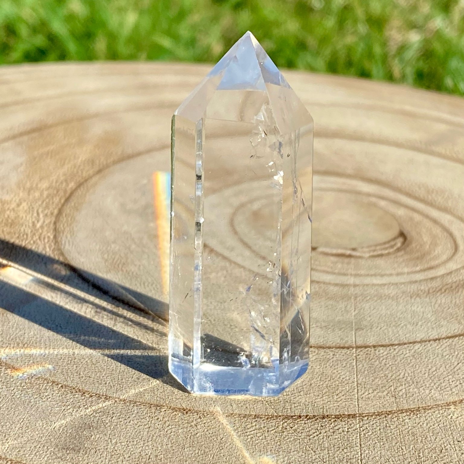 Pointe de cristal de roche translucide naturelle, pierre claire et lumineuse symbolisant la pureté et la clarté énergétique. Les merveilles by Pauline, lithothérapie.