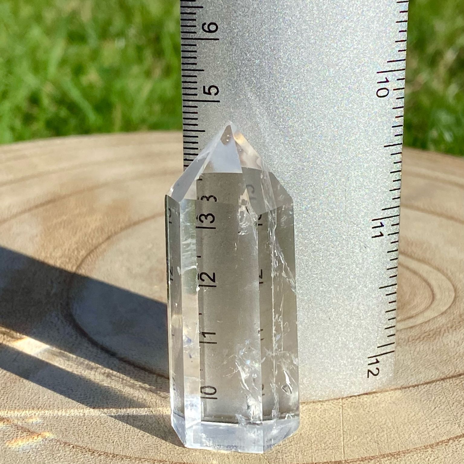 Pointe de cristal de roche translucide naturelle, pierre claire et lumineuse symbolisant la pureté et la clarté énergétique. Les merveilles by Pauline, lithothérapie.