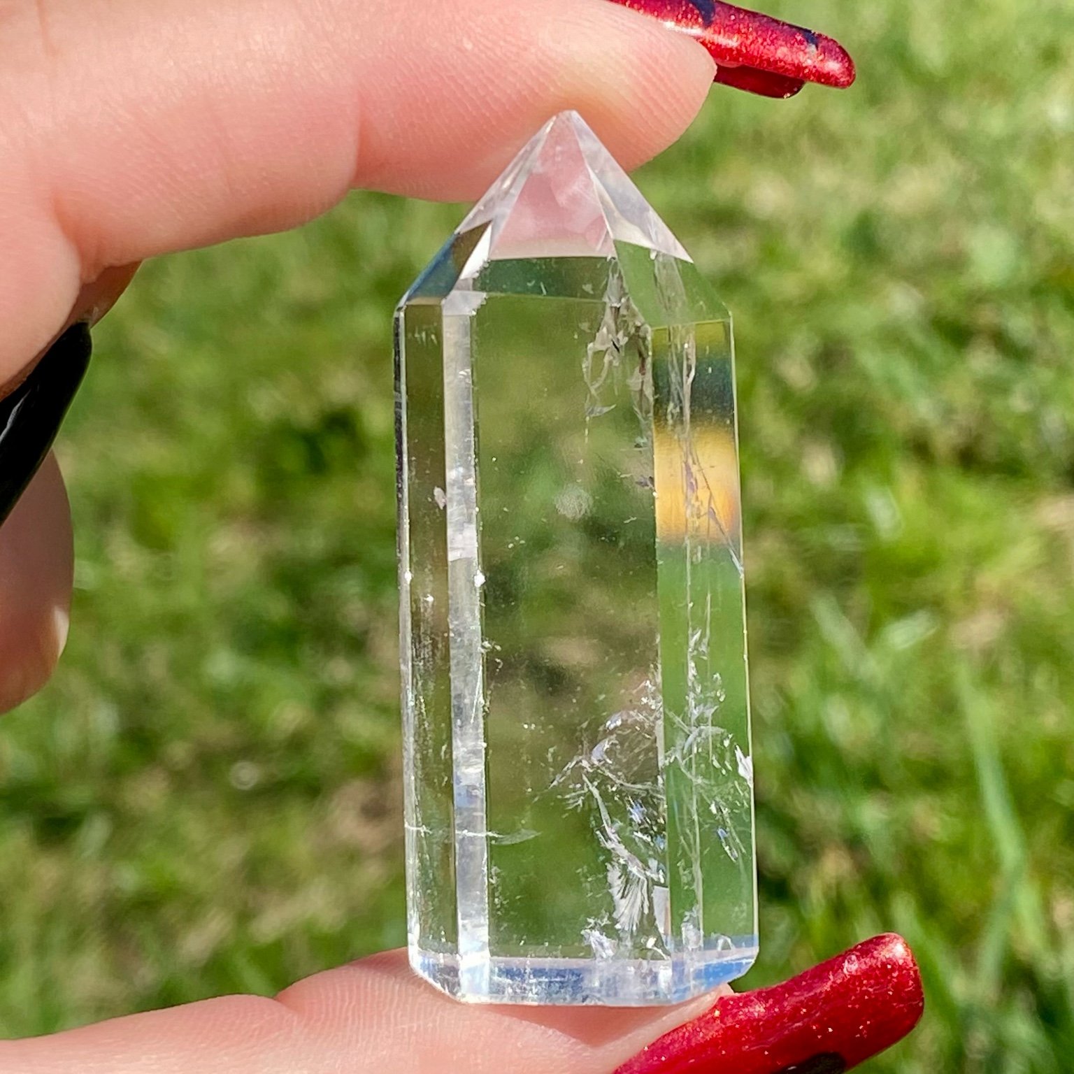 Pointe de cristal de roche translucide naturelle, pierre claire et lumineuse symbolisant la pureté et la clarté énergétique. Les merveilles by Pauline, lithothérapie.