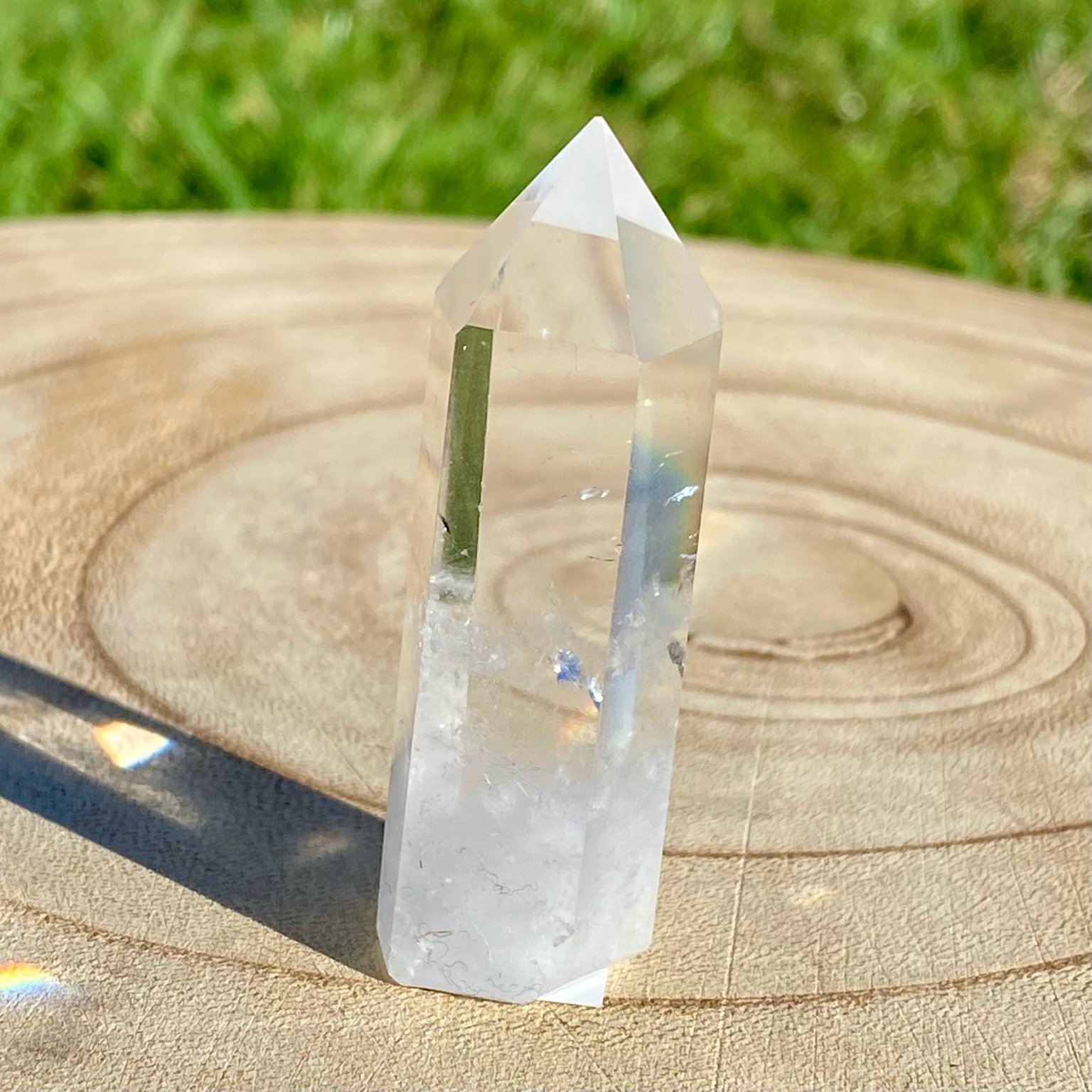 Pointe de cristal de roche translucide naturelle, pierre claire et lumineuse symbolisant la pureté et la clarté énergétique. Les merveilles by Pauline, lithothérapie.