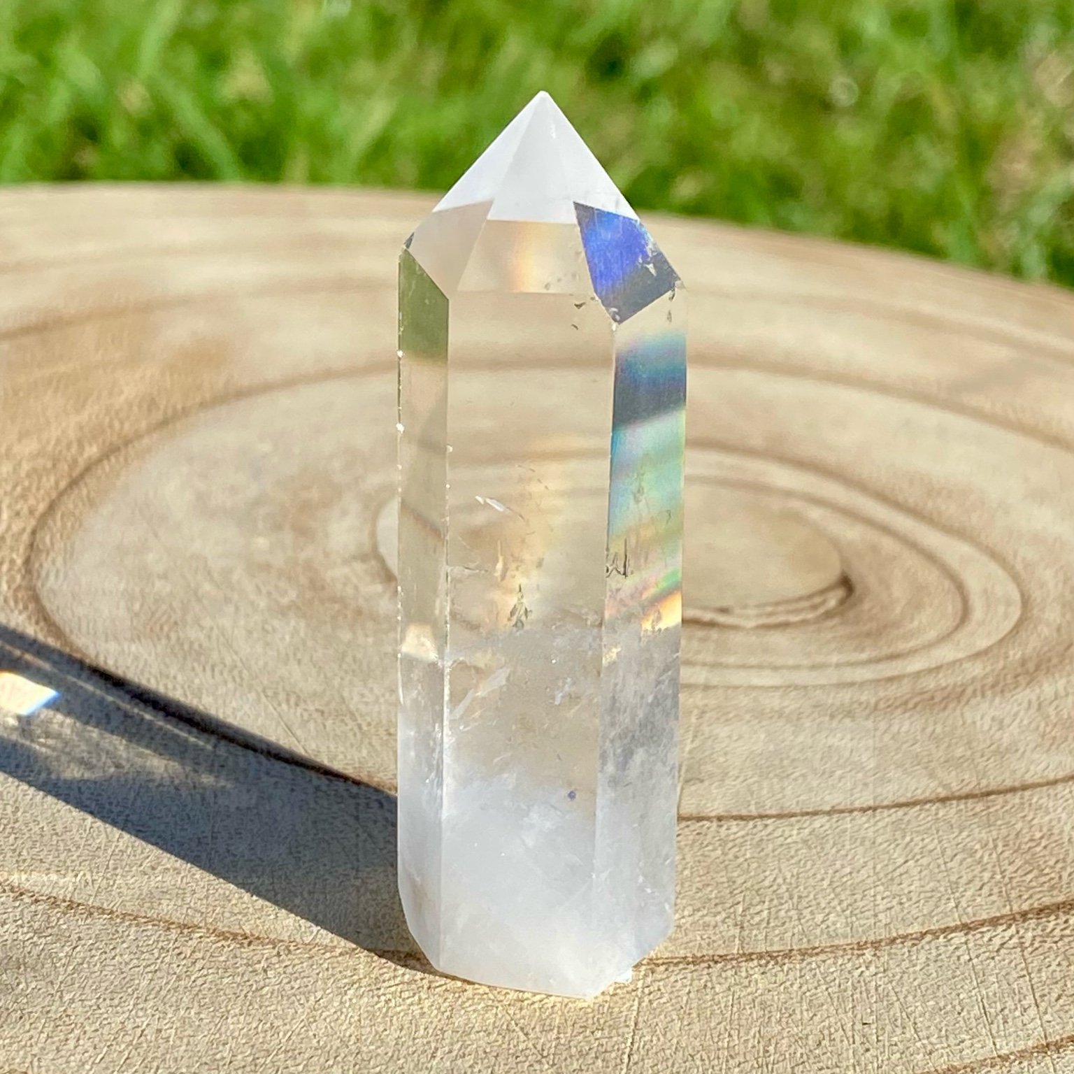 Pointe de cristal de roche translucide naturelle, pierre claire et lumineuse symbolisant la pureté et la clarté énergétique. Les merveilles by Pauline, lithothérapie.