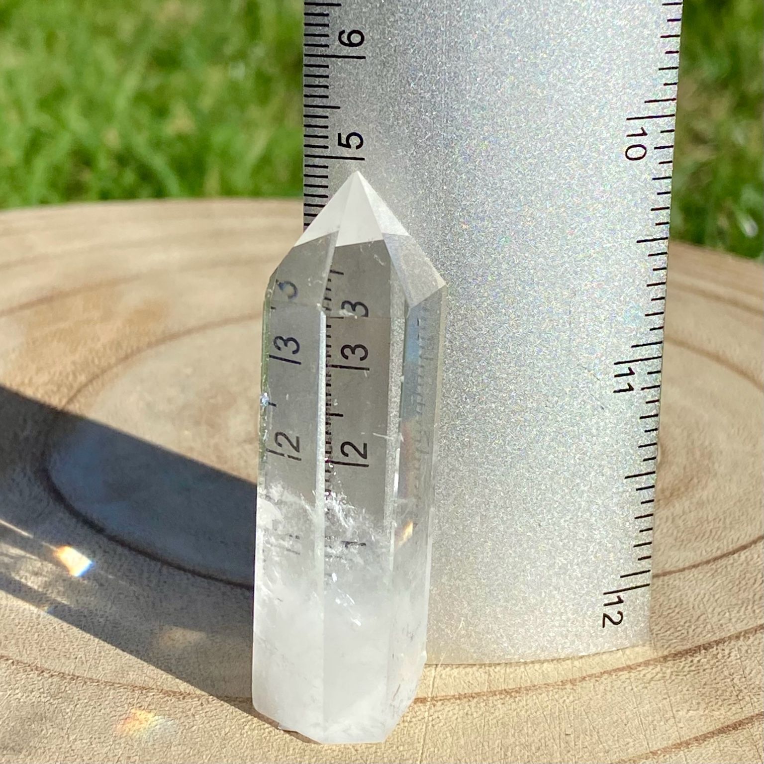 Pointe de cristal de roche translucide naturelle, pierre claire et lumineuse symbolisant la pureté et la clarté énergétique. Les merveilles by Pauline, lithothérapie.