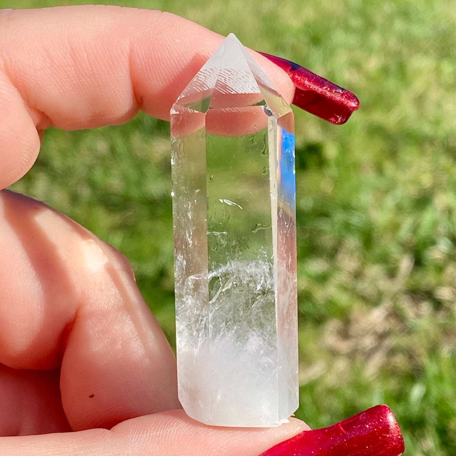 Pointe de cristal de roche translucide naturelle, pierre claire et lumineuse symbolisant la pureté et la clarté énergétique. Les merveilles by Pauline, lithothérapie.