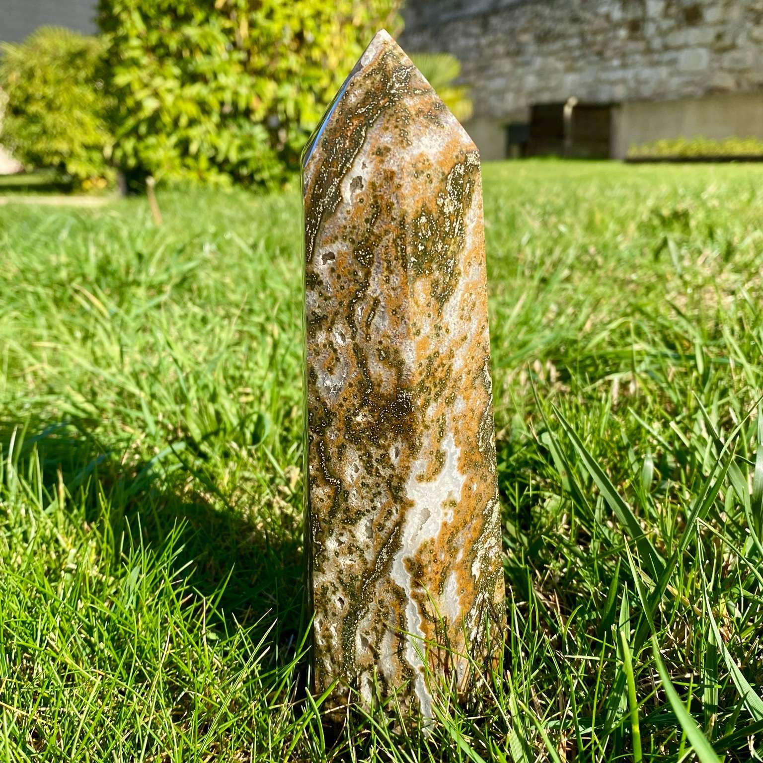Pointe géante de jaspe orbiculaire, aussi appelé jaspe océan. Pointe verte et brune avec mini-druses, pierre naturelle du Madagascar.