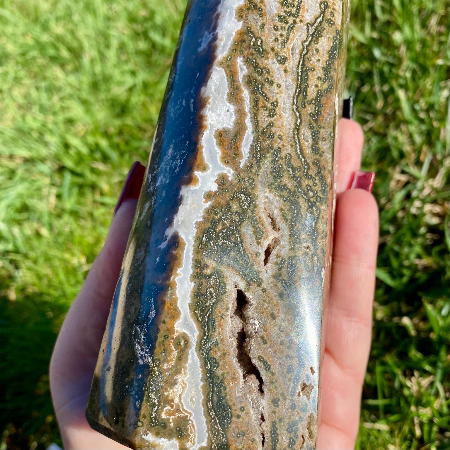 Pointe géante de jaspe orbiculaire, aussi appelé jaspe océan. Pointe verte et brune avec mini-druses, pierre naturelle du Madagascar.