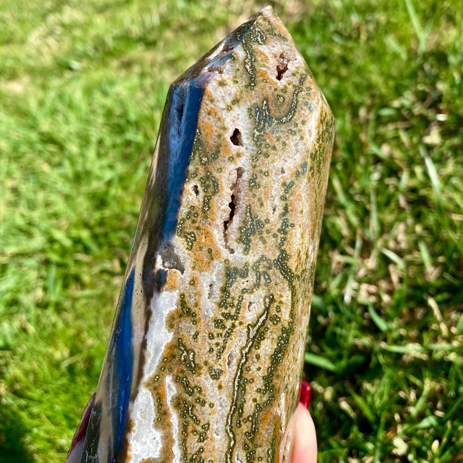 Pointe géante de jaspe orbiculaire, aussi appelé jaspe océan. Pointe verte et brune avec mini-druses, pierre naturelle du Madagascar.