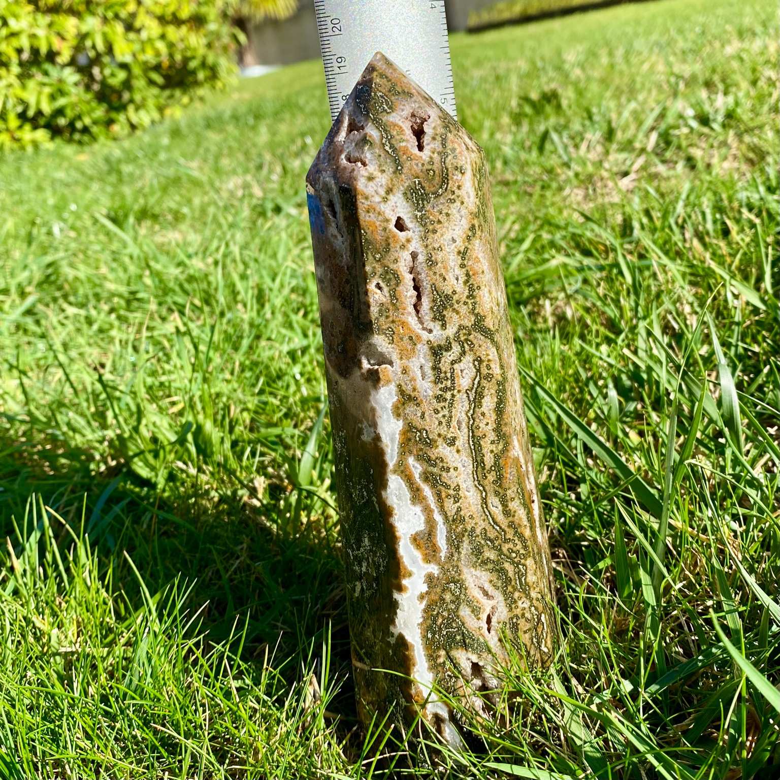 Pointe géante de jaspe orbiculaire, aussi appelé jaspe océan. Pointe verte et brune avec mini-druses, pierre naturelle du Madagascar.