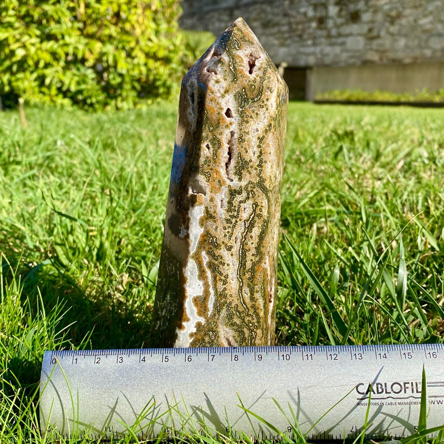 Pointe géante de jaspe orbiculaire, aussi appelé jaspe océan. Pointe verte et brune avec mini-druses, pierre naturelle du Madagascar.