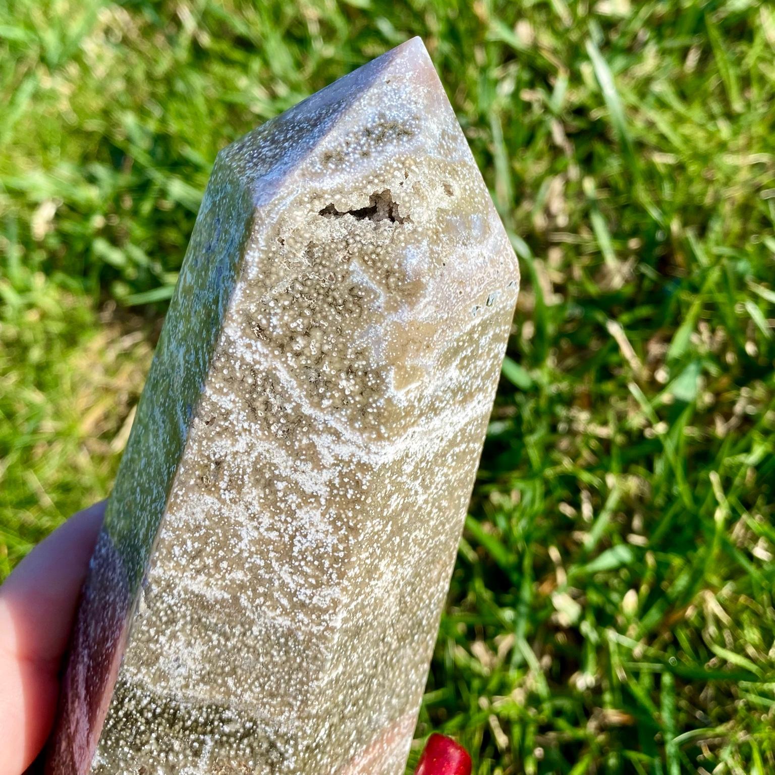 Pointe de jaspe orbiculaire gris argenté, pierre rare du Madagascar aux motifs hypnotiques et élégants.