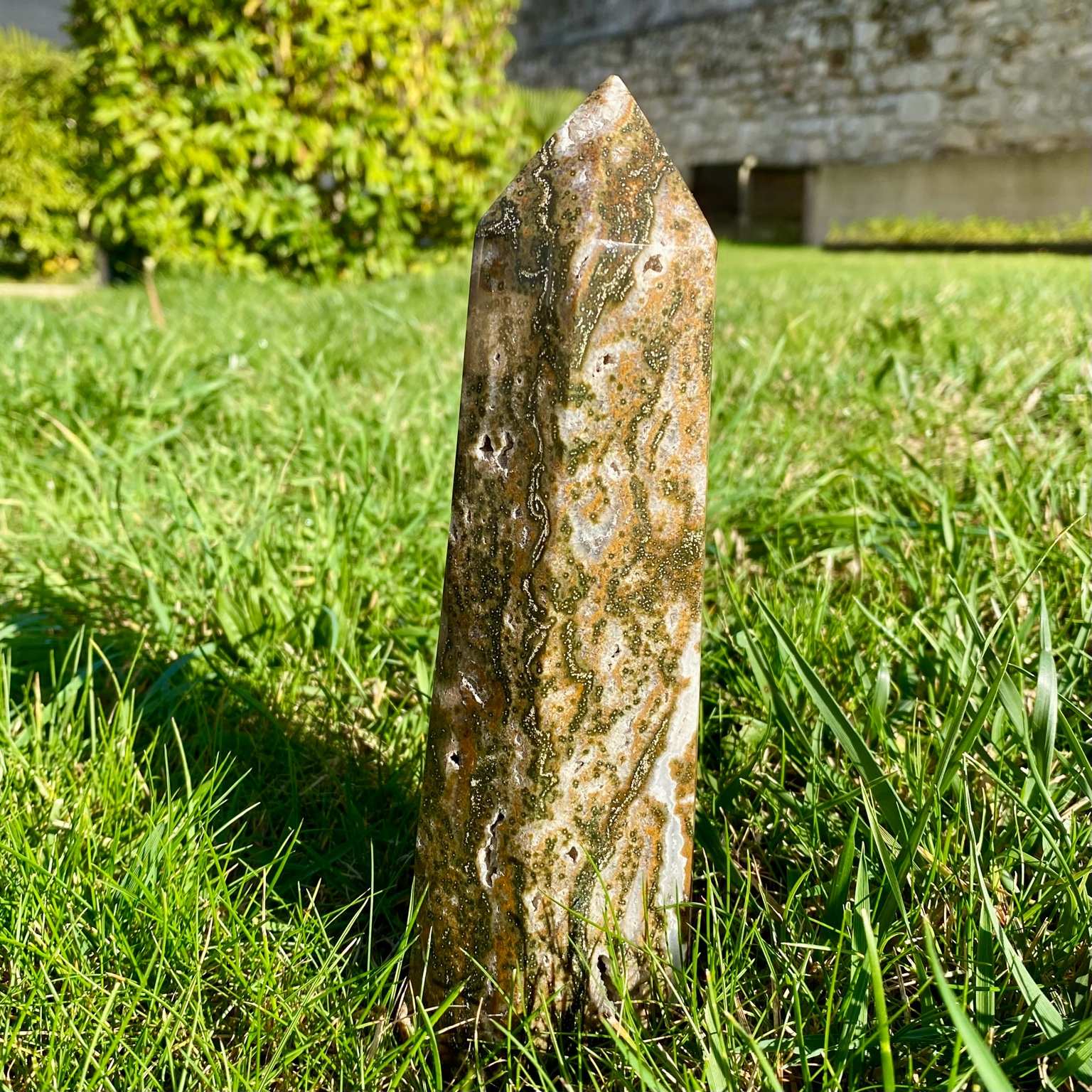 Pointe géante de jaspe orbiculaire, aussi appelé jaspe océan. Pointe verte et brune avec mini-druses, pierre naturelle du Madagascar.