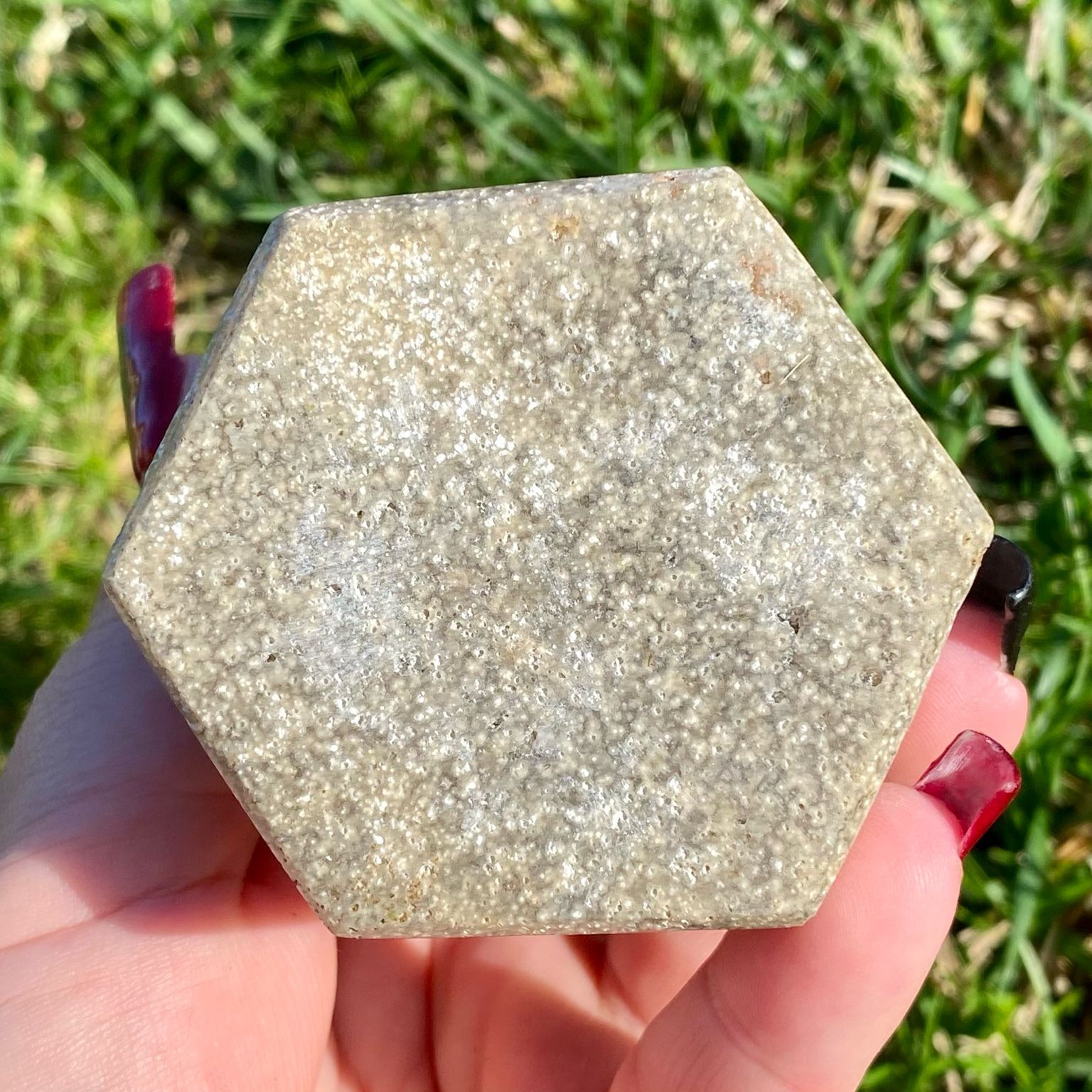 Pointe de jaspe orbiculaire gris argenté, pierre rare du Madagascar aux motifs hypnotiques et élégants.