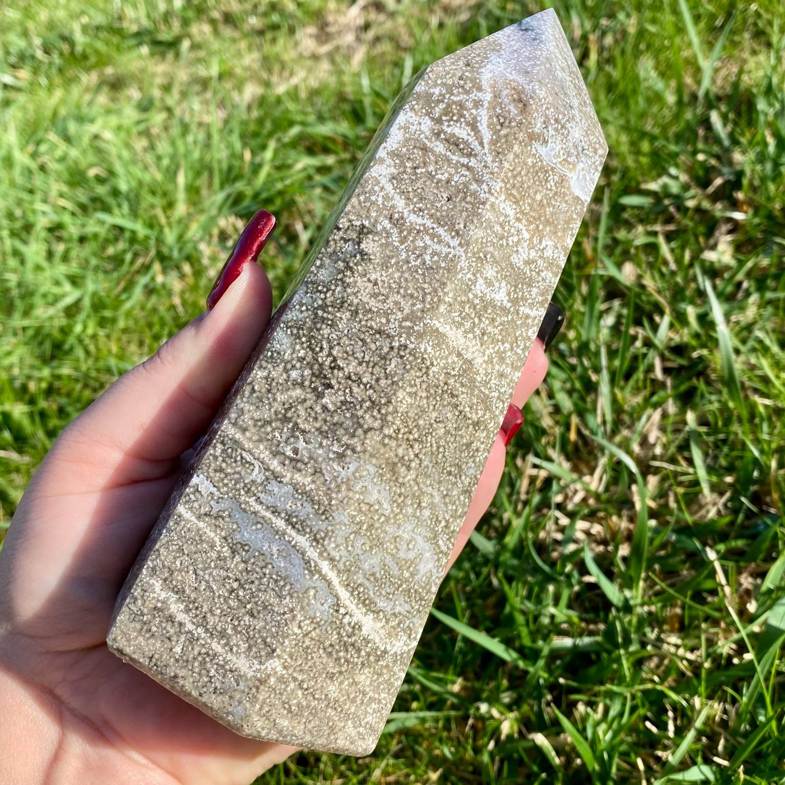 Pointe de jaspe orbiculaire gris argenté, pierre rare du Madagascar aux motifs hypnotiques et élégants.