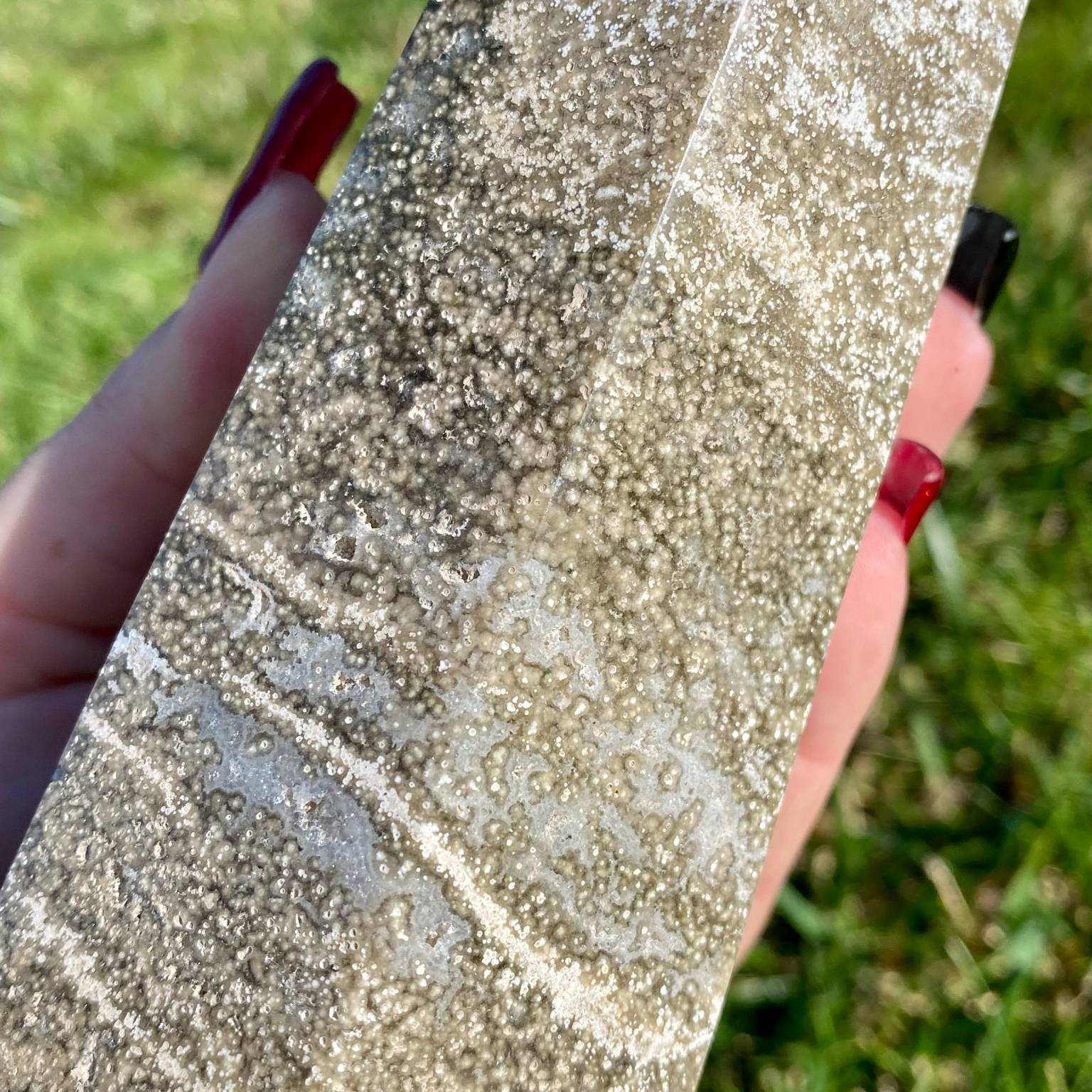 Pointe de jaspe orbiculaire gris argenté, pierre rare du Madagascar aux motifs hypnotiques et élégants.