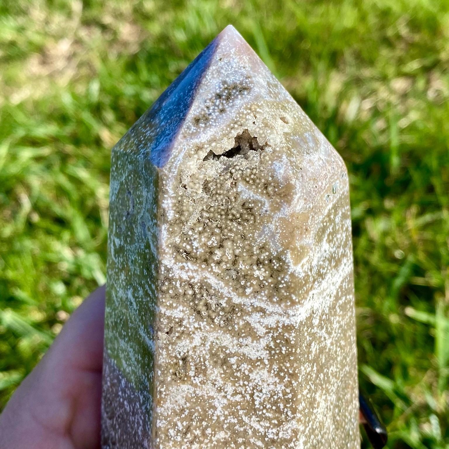 Pointe de jaspe orbiculaire gris argenté, pierre rare du Madagascar aux motifs hypnotiques et élégants.