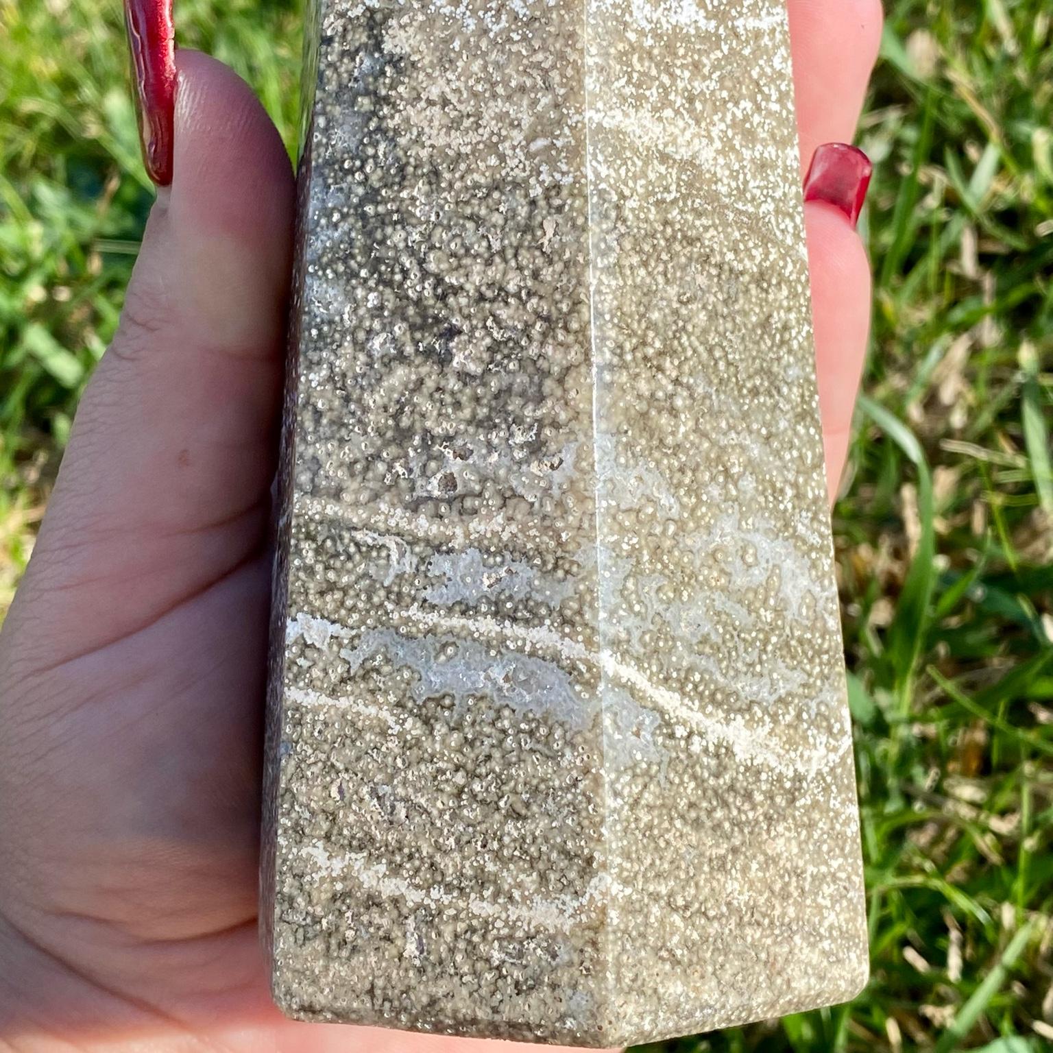 Pointe de jaspe orbiculaire gris argenté, pierre rare du Madagascar aux motifs hypnotiques et élégants.