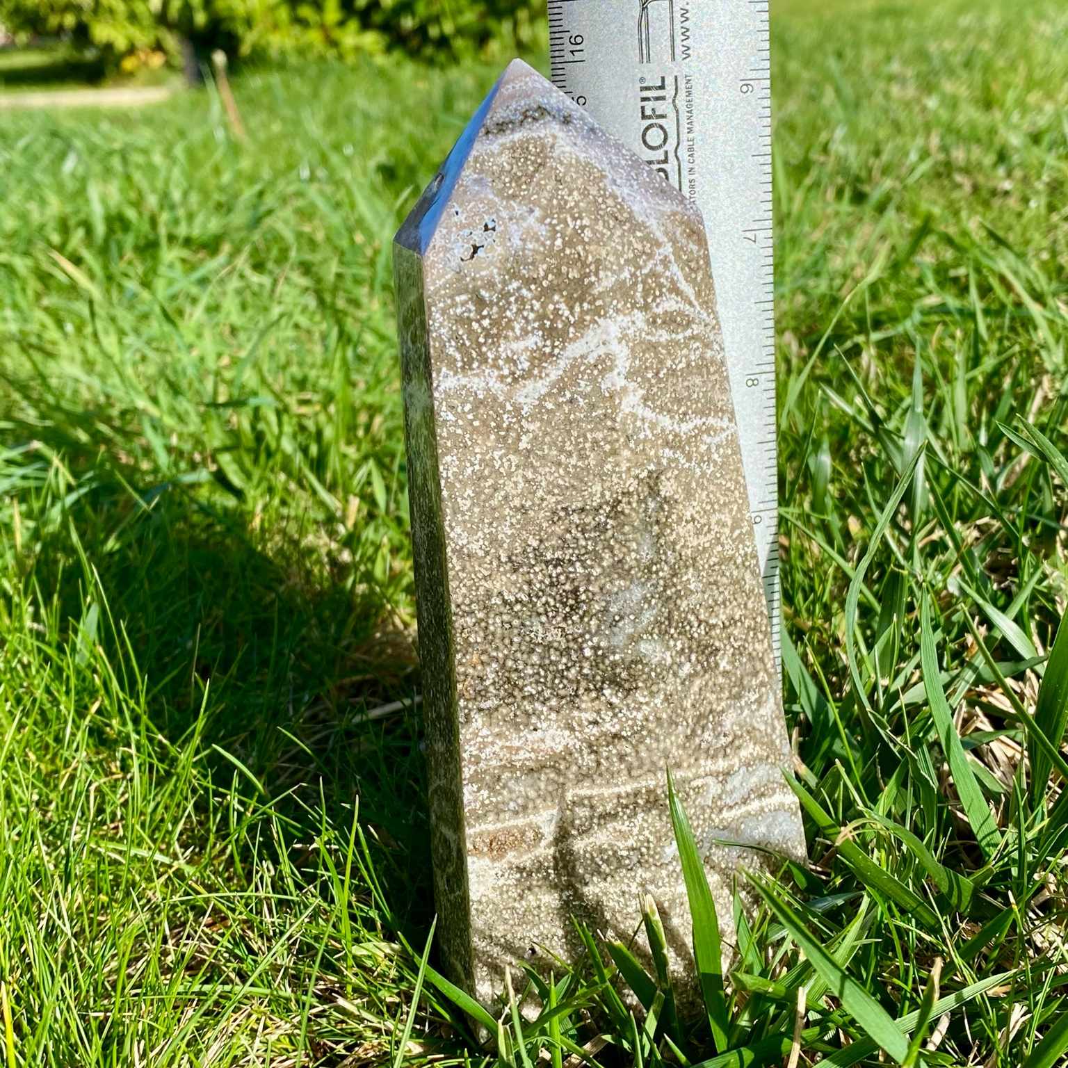 Pointe de jaspe orbiculaire gris argenté, pierre rare du Madagascar aux motifs hypnotiques et élégants.