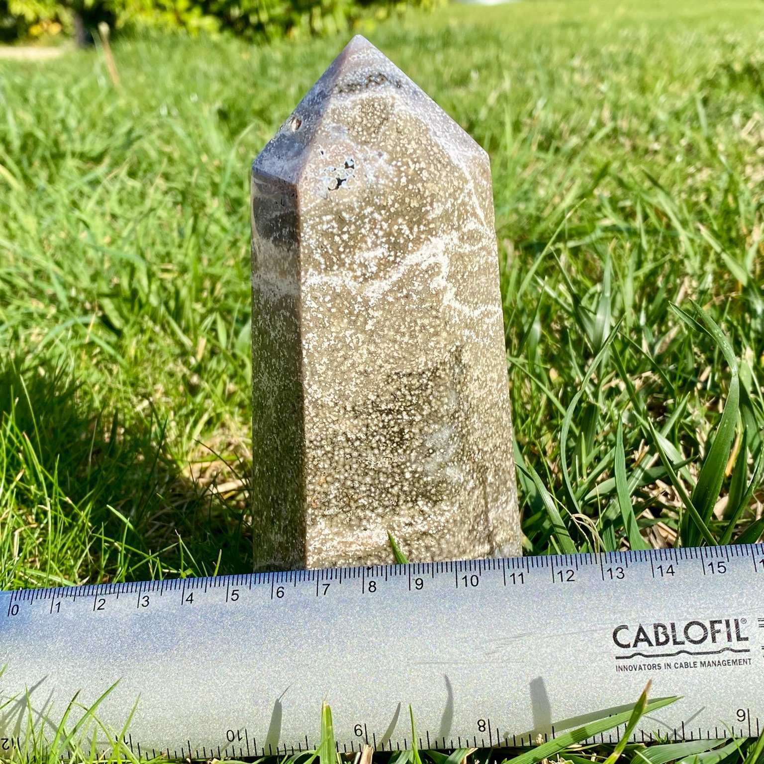 Pointe de jaspe orbiculaire gris argenté, pierre rare du Madagascar aux motifs hypnotiques et élégants.