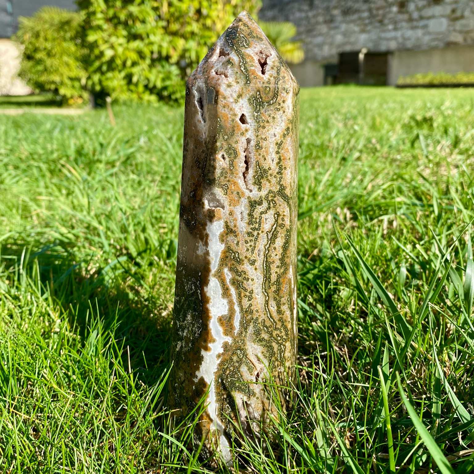 Pointe géante de jaspe orbiculaire, aussi appelé jaspe océan. Pointe verte et brune avec mini-druses, pierre naturelle du Madagascar.