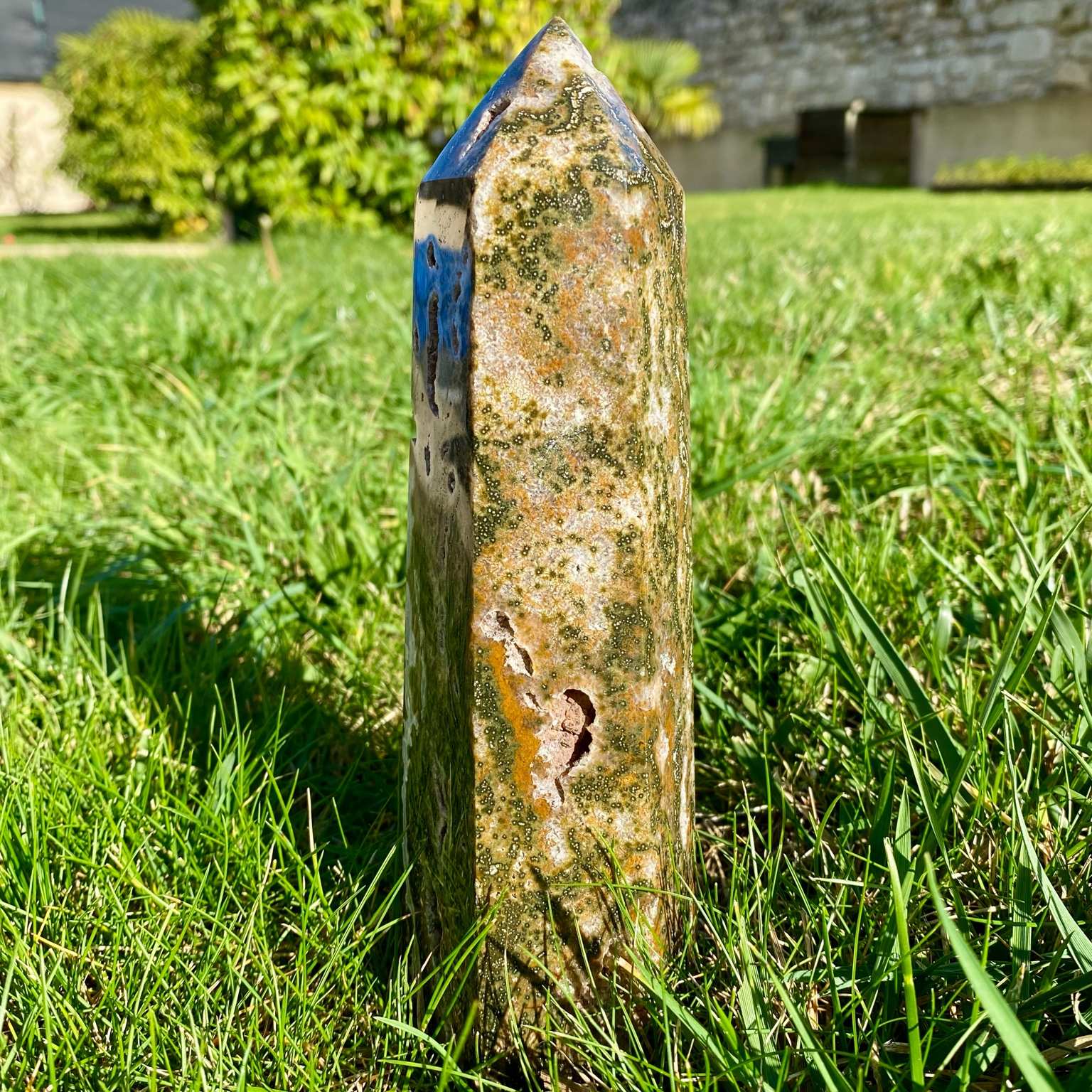 Pointe géante de jaspe orbiculaire, aussi appelé jaspe océan. Pointe verte et brune avec mini-druses, pierre naturelle du Madagascar.