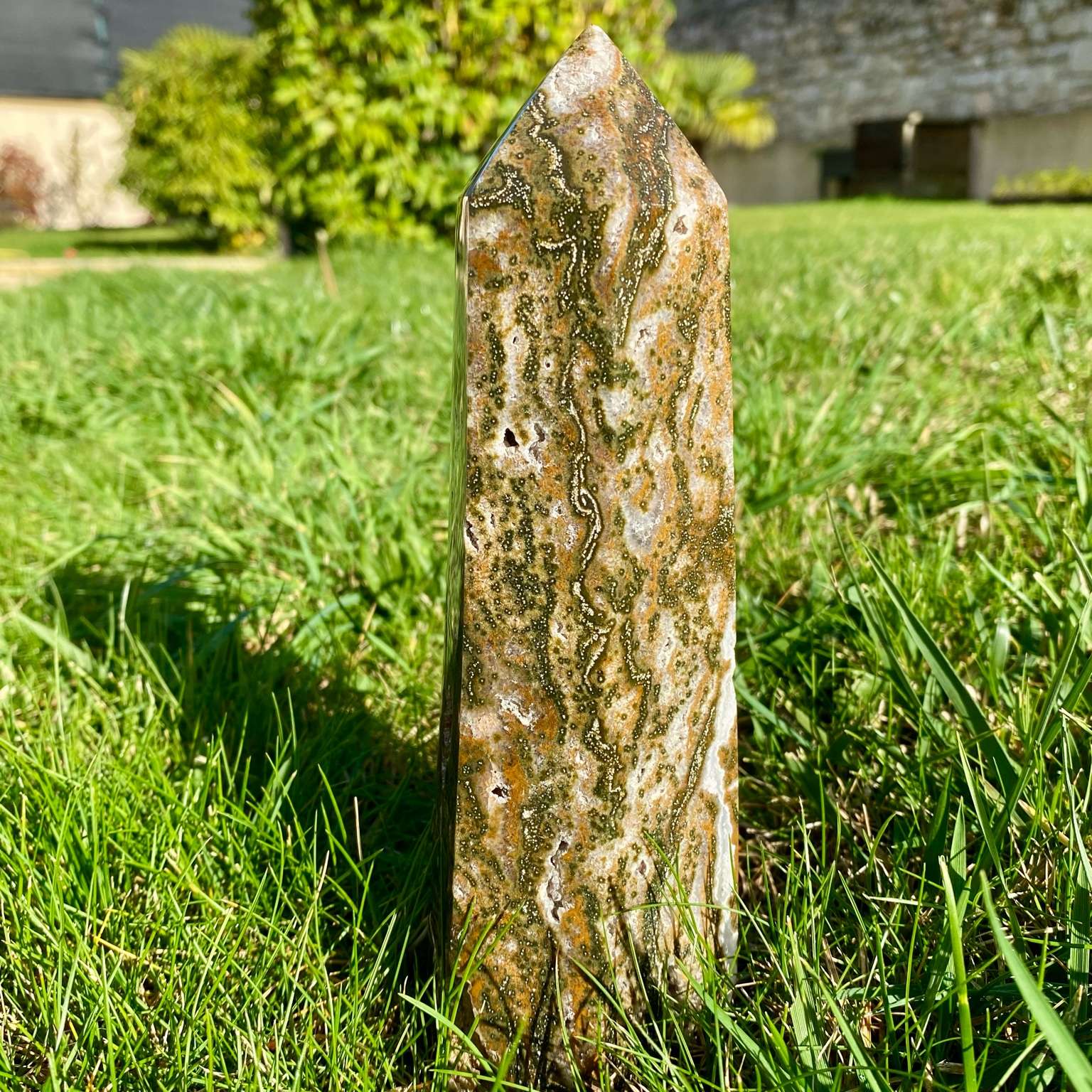Pointe géante de jaspe orbiculaire, aussi appelé jaspe océan. Pointe verte et brune avec mini-druses, pierre naturelle du Madagascar.