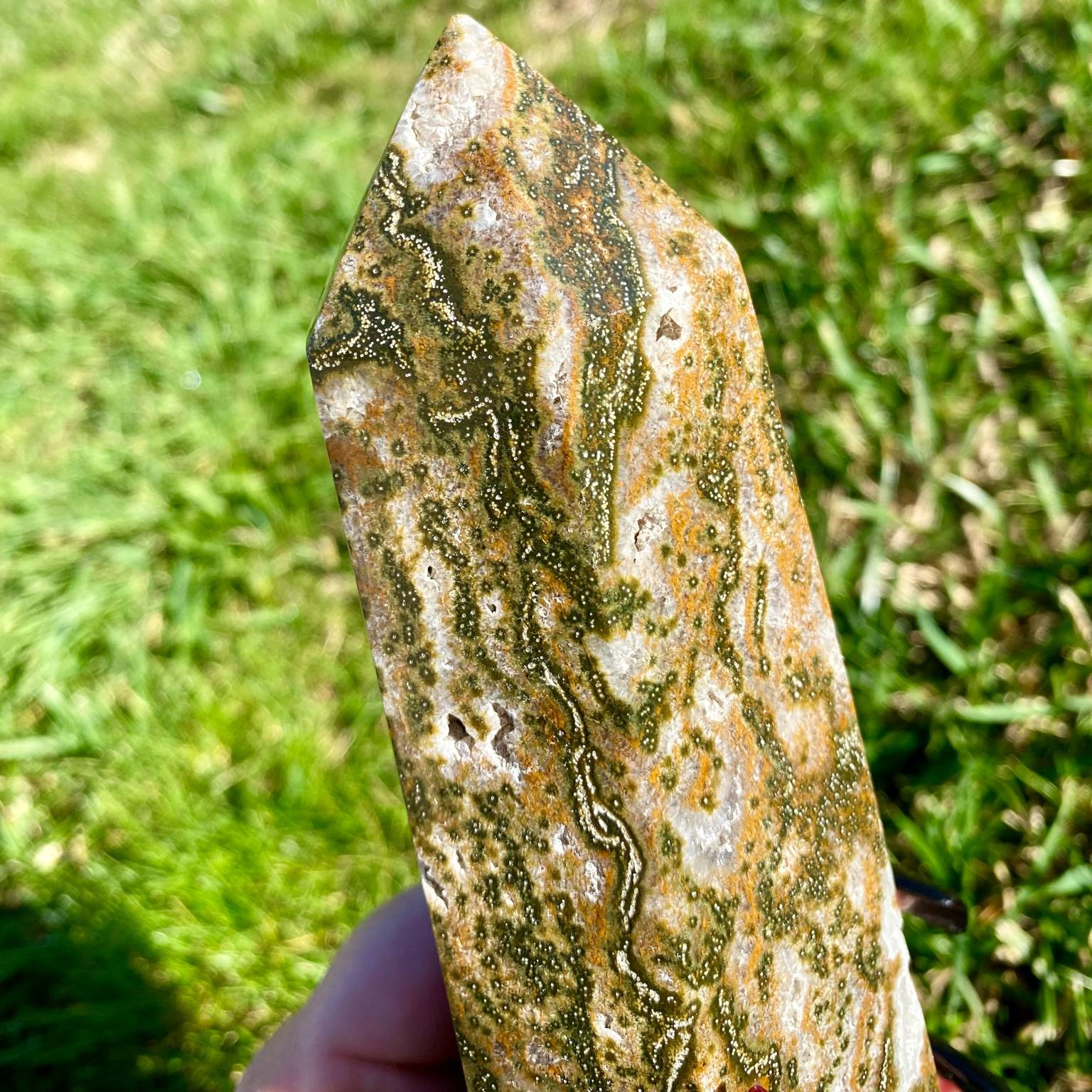 Pointe géante de jaspe orbiculaire, aussi appelé jaspe océan. Pointe verte et brune avec mini-druses, pierre naturelle du Madagascar.