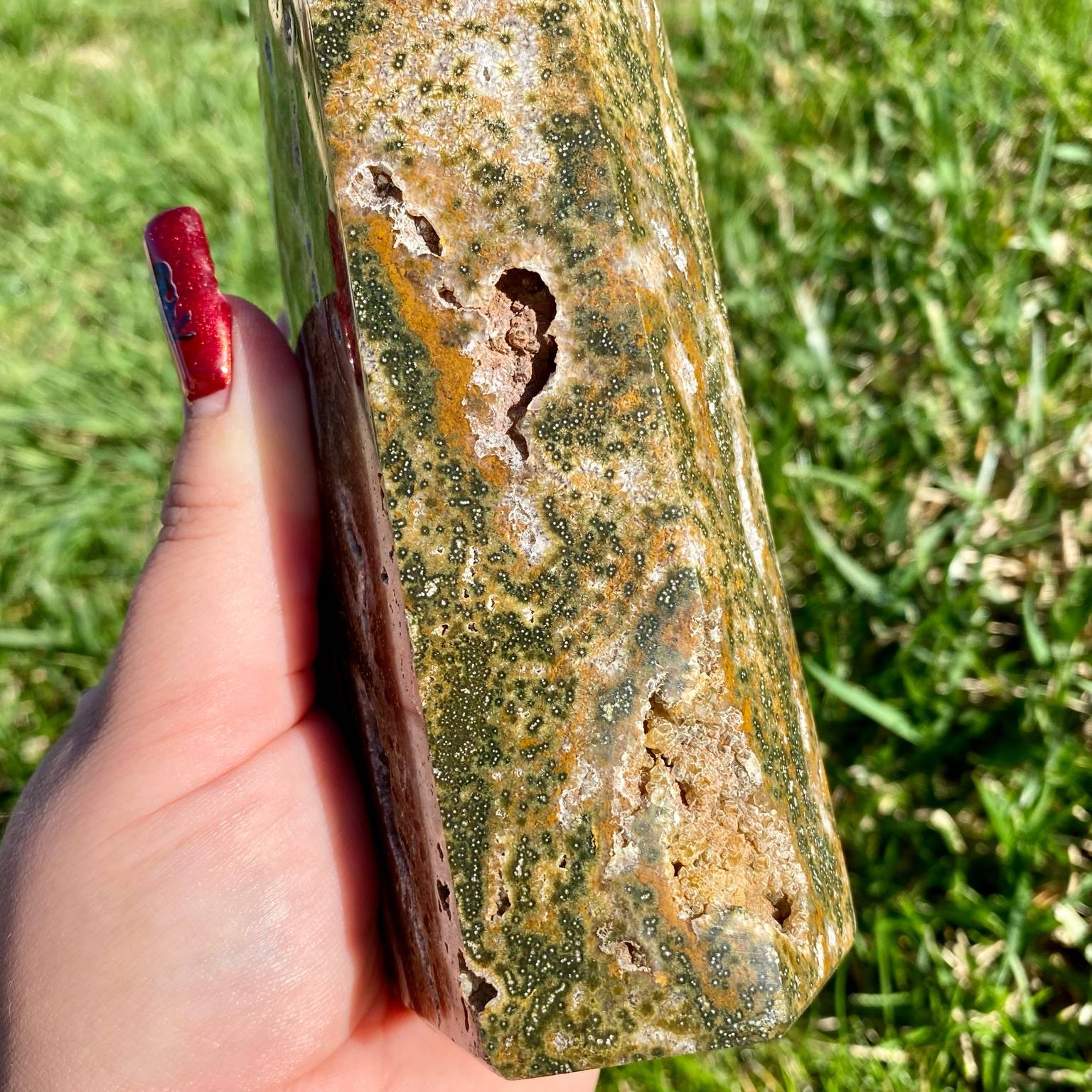 Pointe géante de jaspe orbiculaire, aussi appelé jaspe océan. Pointe verte et brune avec mini-druses, pierre naturelle du Madagascar.