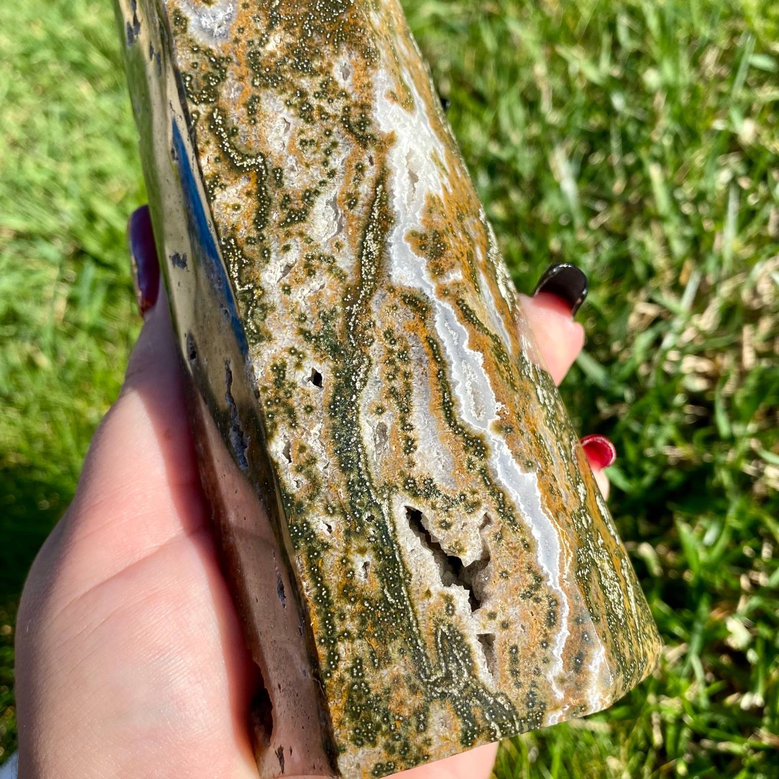 Pointe géante de jaspe orbiculaire, aussi appelé jaspe océan. Pointe verte et brune avec mini-druses, pierre naturelle du Madagascar.