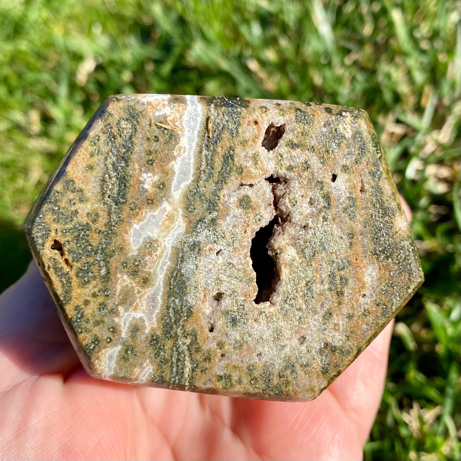 Pointe géante de jaspe orbiculaire, aussi appelé jaspe océan. Pointe verte et brune avec mini-druses, pierre naturelle du Madagascar.