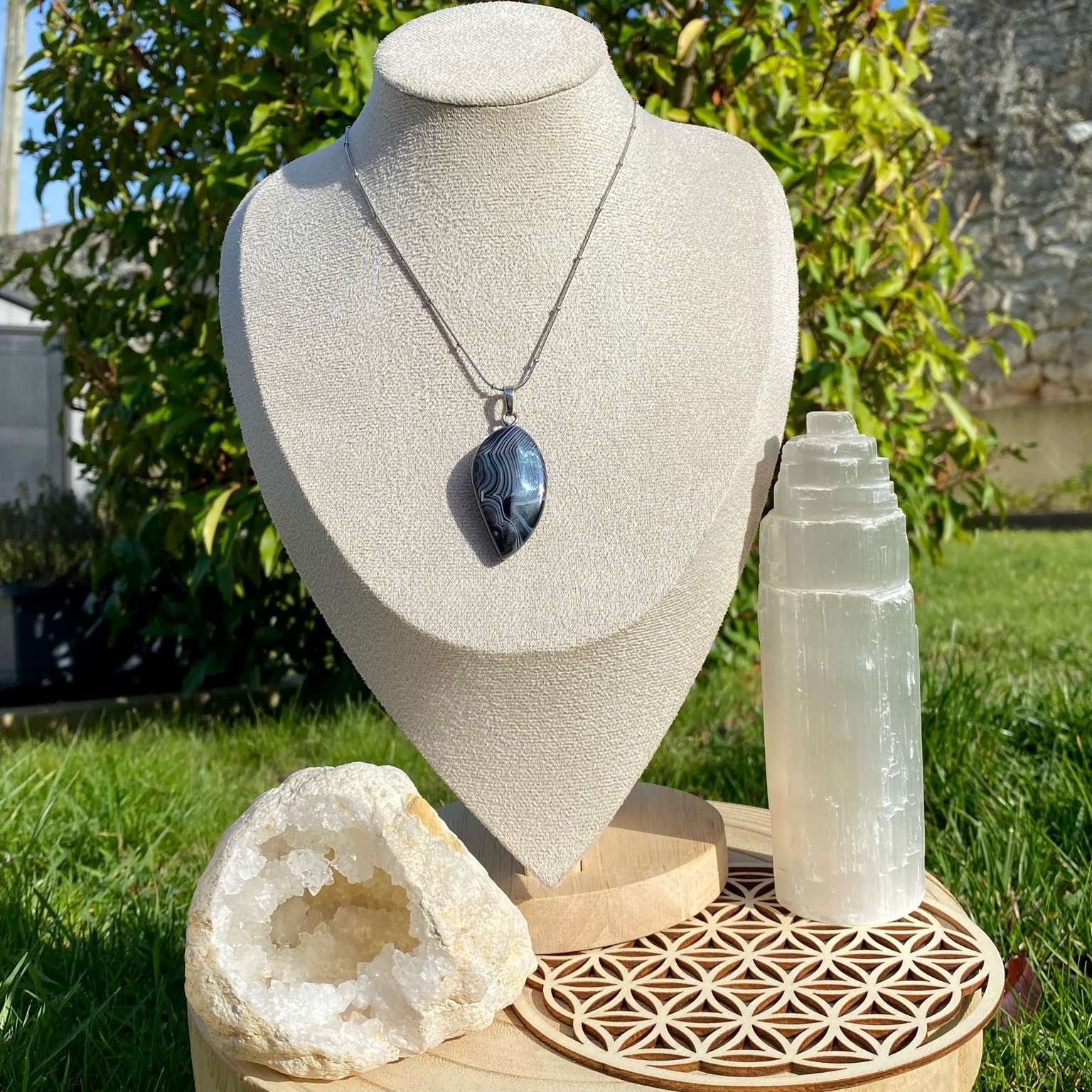 Collier pendentif en forme de plume en agate noire naturelle sur chaîne argentée, bijou d’ancrage Les Merveilles by Pauline.