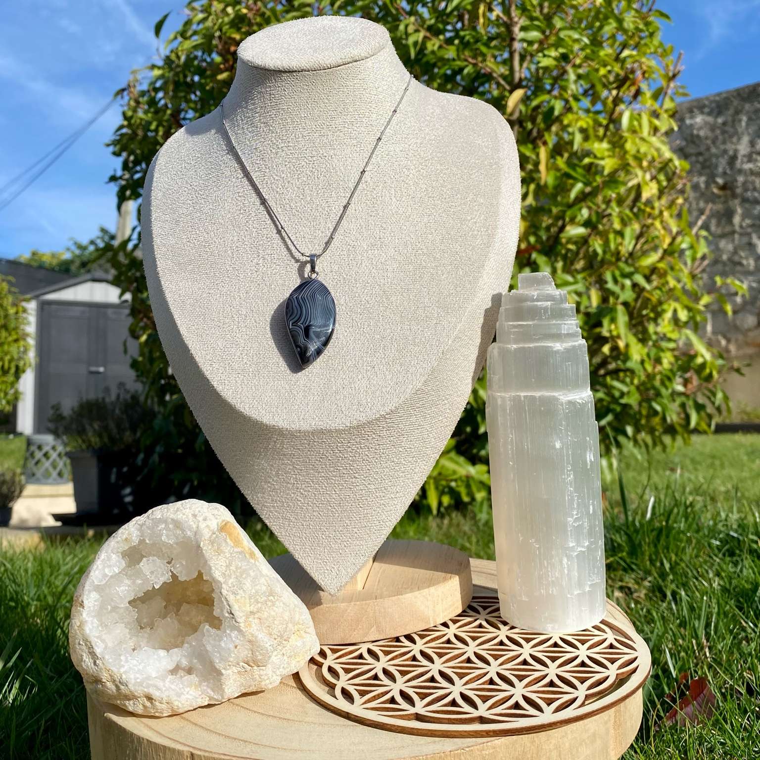 Collier pendentif en forme de plume en agate noire naturelle sur chaîne argentée, bijou d’ancrage Les Merveilles by Pauline.