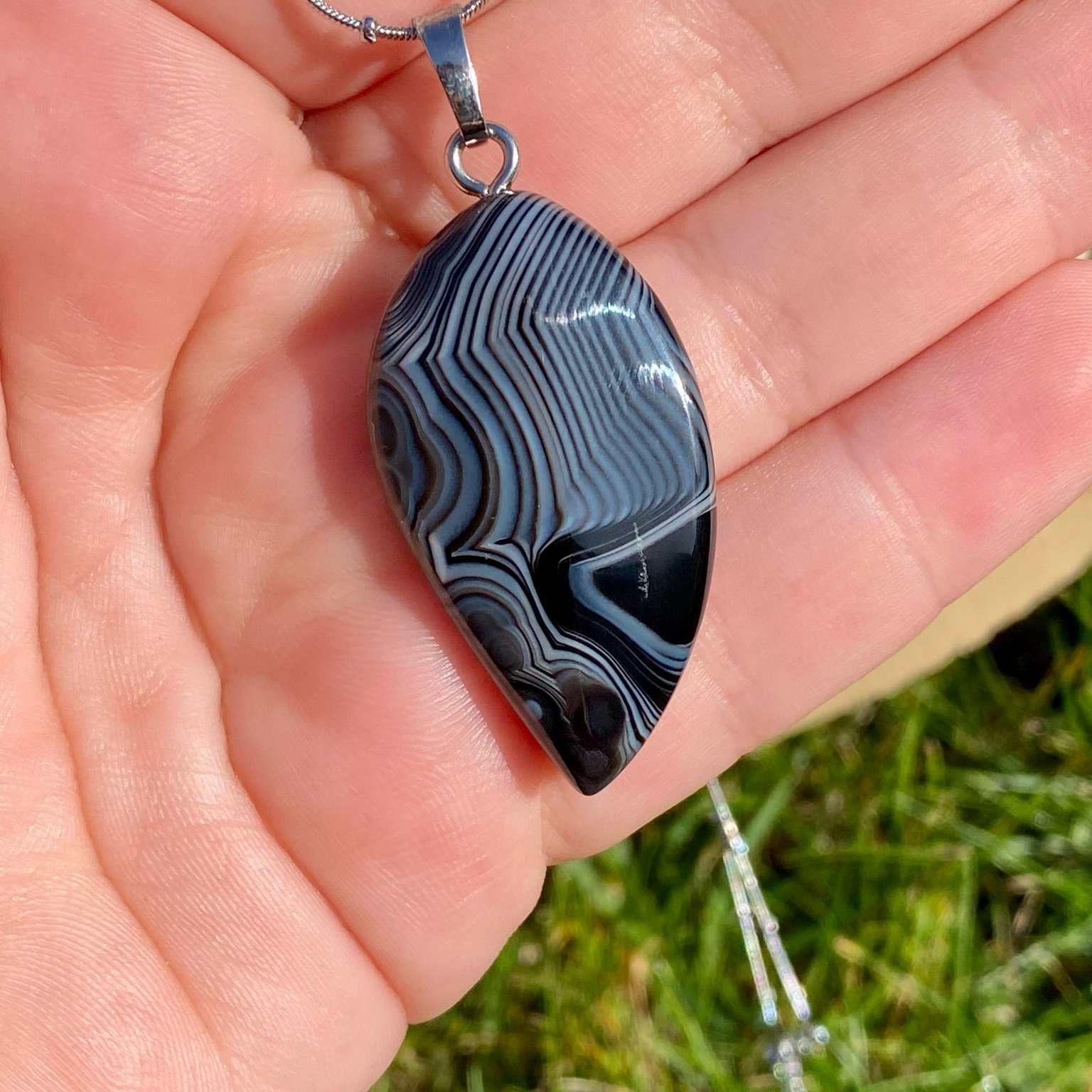 Collier pendentif en forme de plume en agate noire naturelle sur chaîne argentée, bijou d’ancrage Les Merveilles by Pauline.