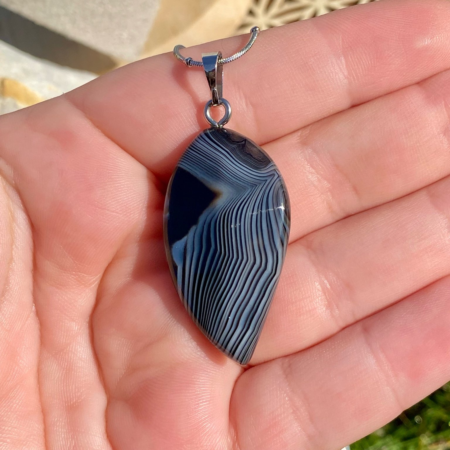 Collier pendentif en forme de plume en agate noire naturelle sur chaîne argentée, bijou d’ancrage Les Merveilles by Pauline.