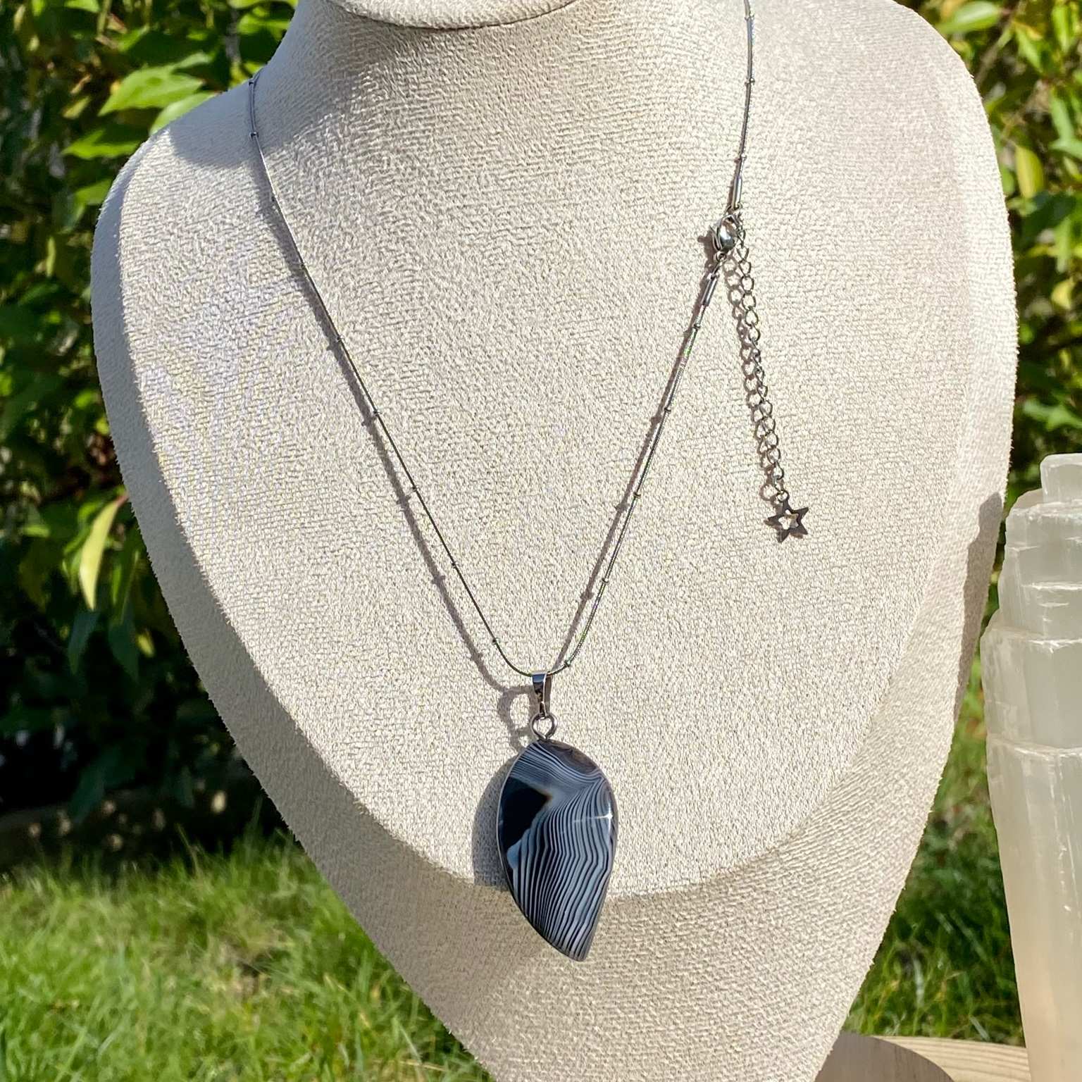 Collier pendentif en forme de plume en agate noire naturelle sur chaîne argentée, bijou d’ancrage Les Merveilles by Pauline.