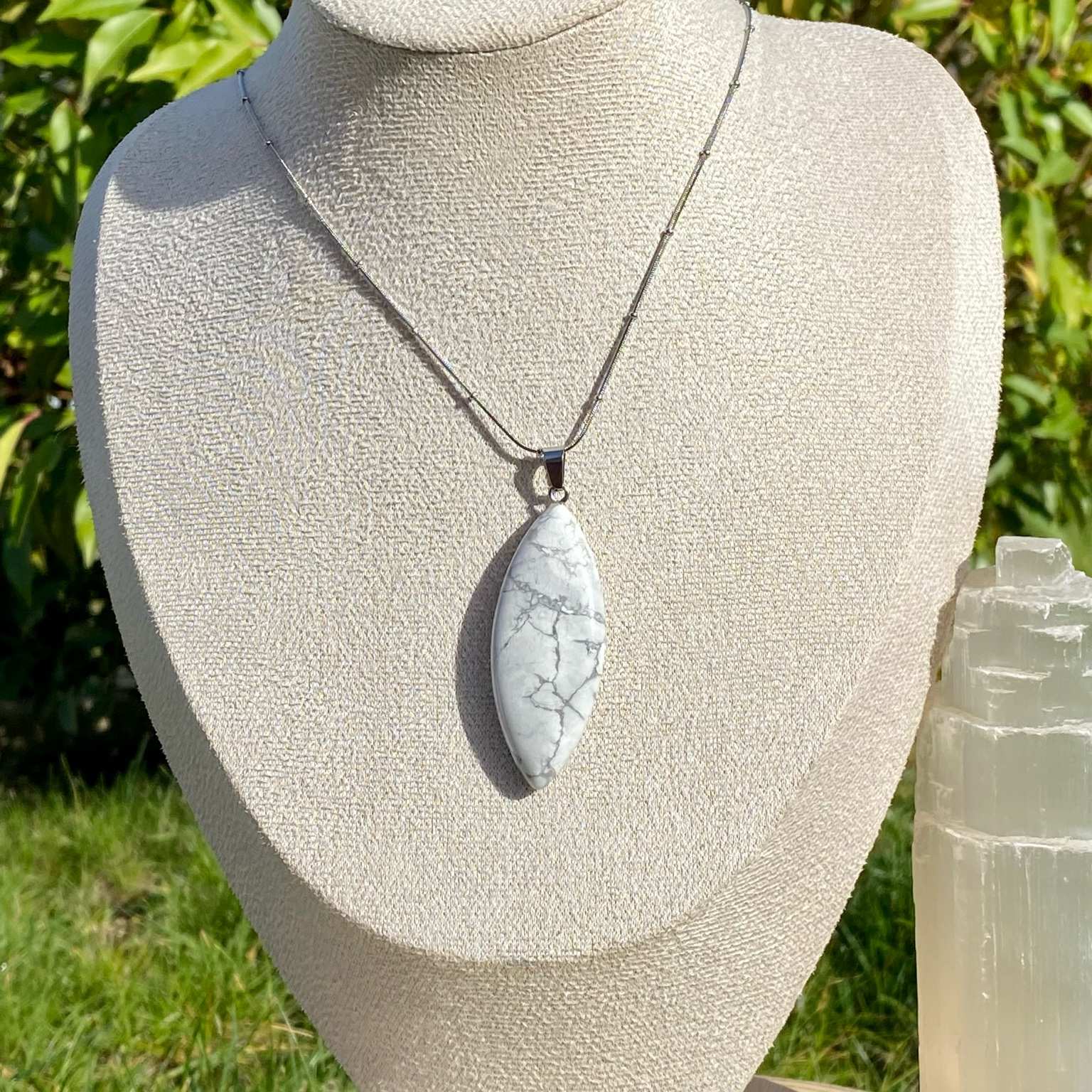 Collier pendentif forme marquise en howlite, pierre blanche veinée de gris sur chaîne argenté by Les Merveilles by Pauline.