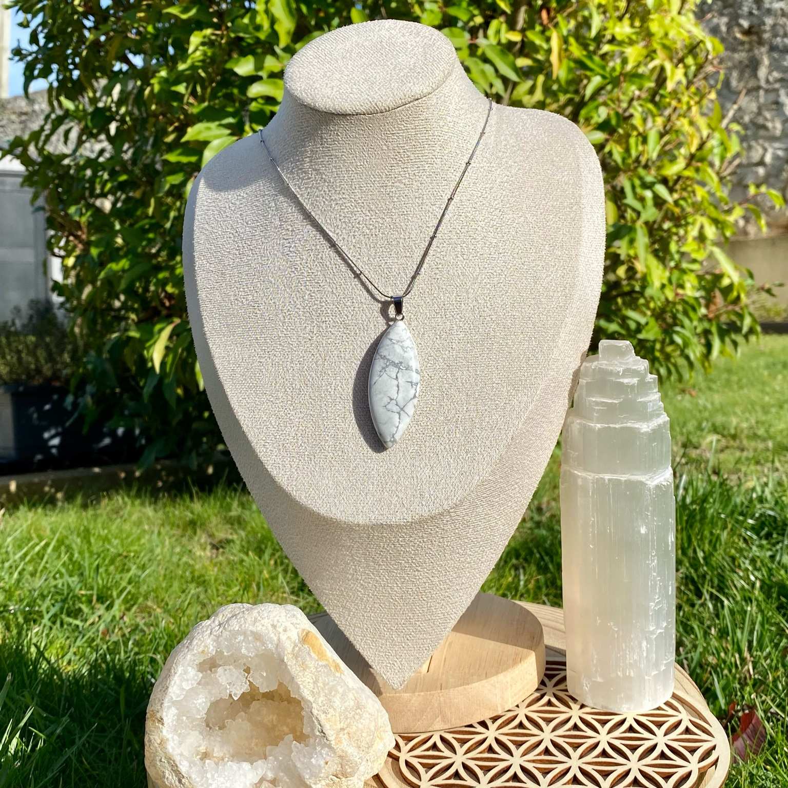 Collier pendentif forme marquise en howlite, pierre blanche veinée de gris sur chaîne argenté by Les Merveilles by Pauline.
