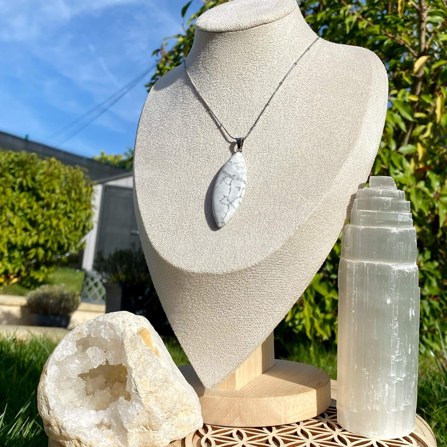 Collier pendentif forme marquise en howlite, pierre blanche veinée de gris sur chaîne argenté by Les Merveilles by Pauline.