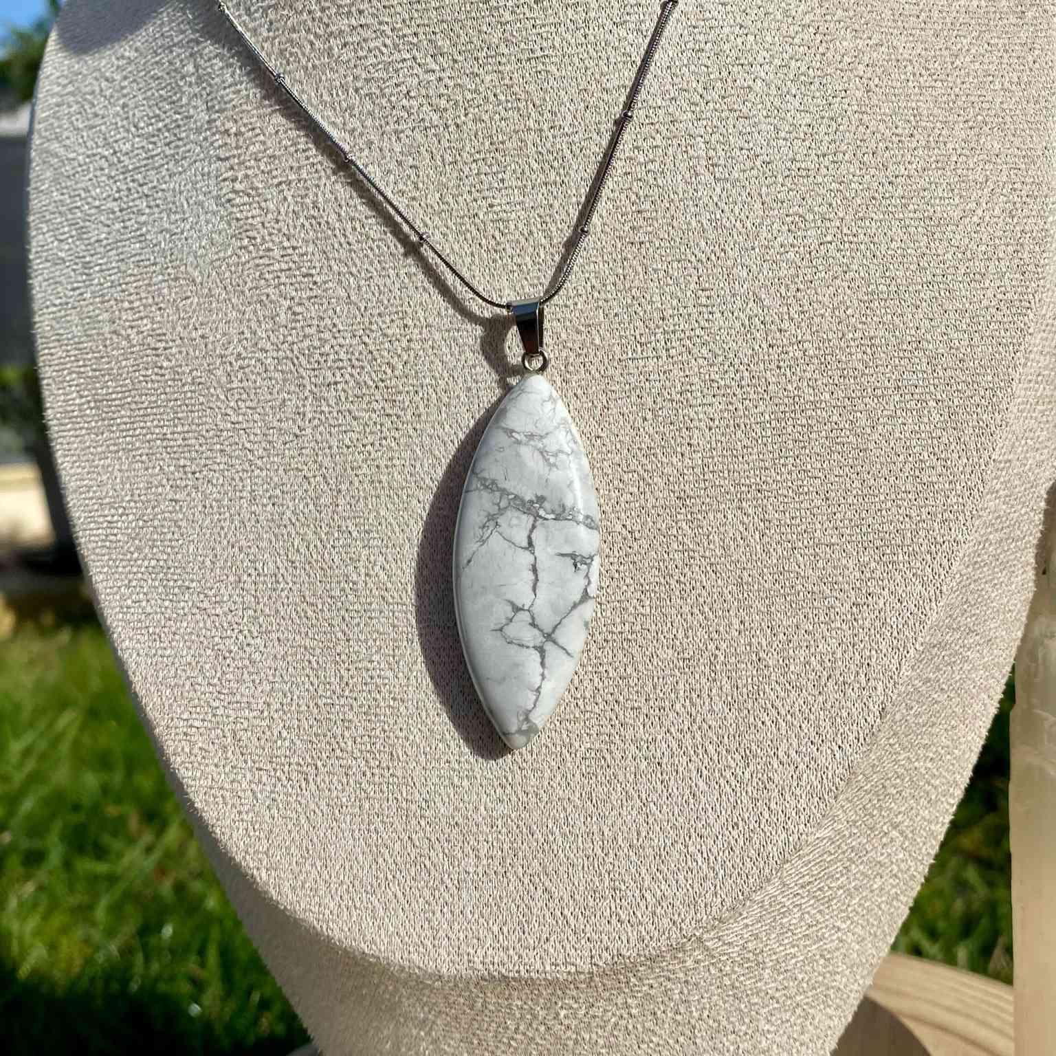 Collier pendentif forme marquise en howlite, pierre blanche veinée de gris sur chaîne argenté by Les Merveilles by Pauline.